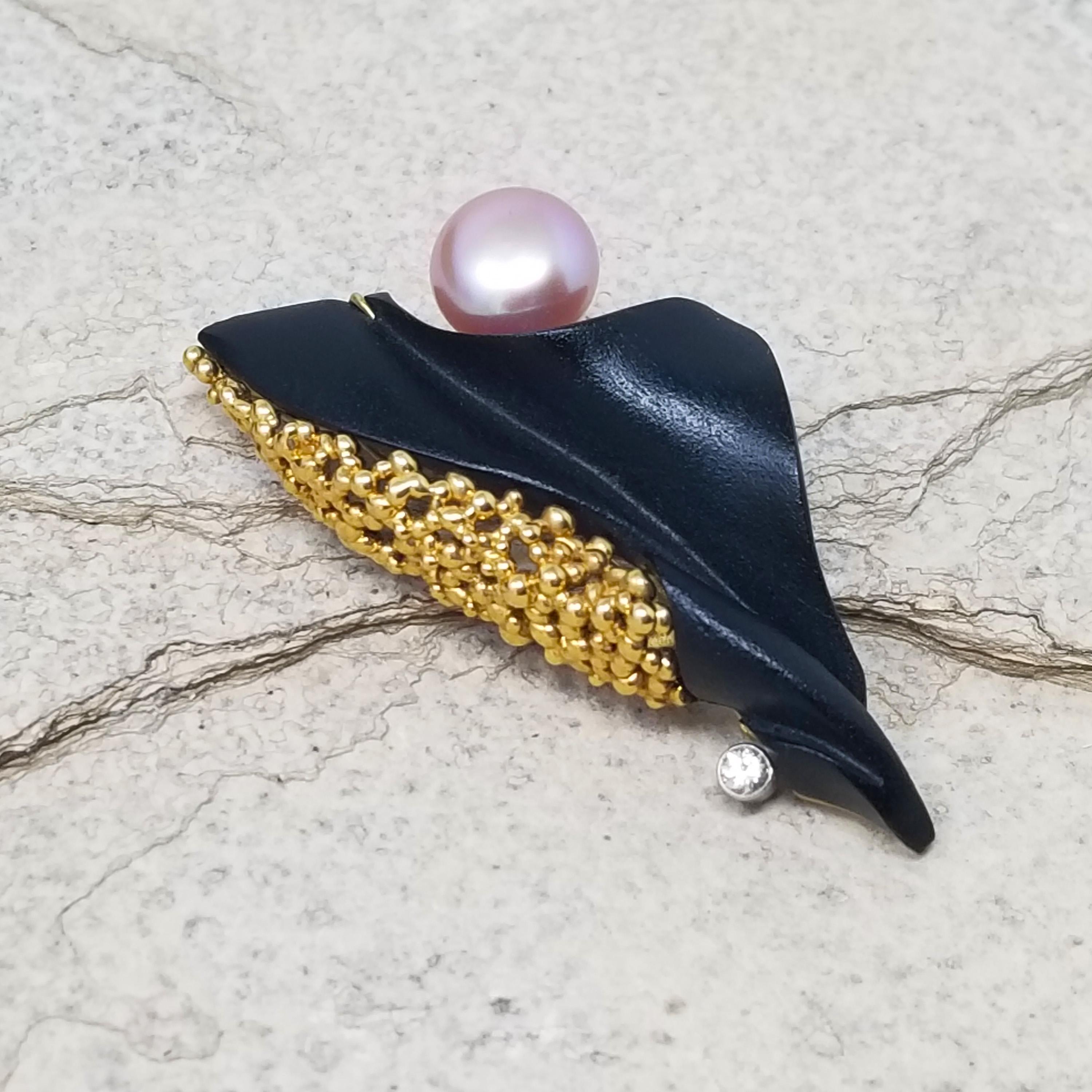 This brooch features a sculpture of languid undulations, carved by renowned American lapidary artist Steve Walters. As with all his carvings, this black chalcedony is elegance personified. The gemstone is finished in a texture reminiscent of