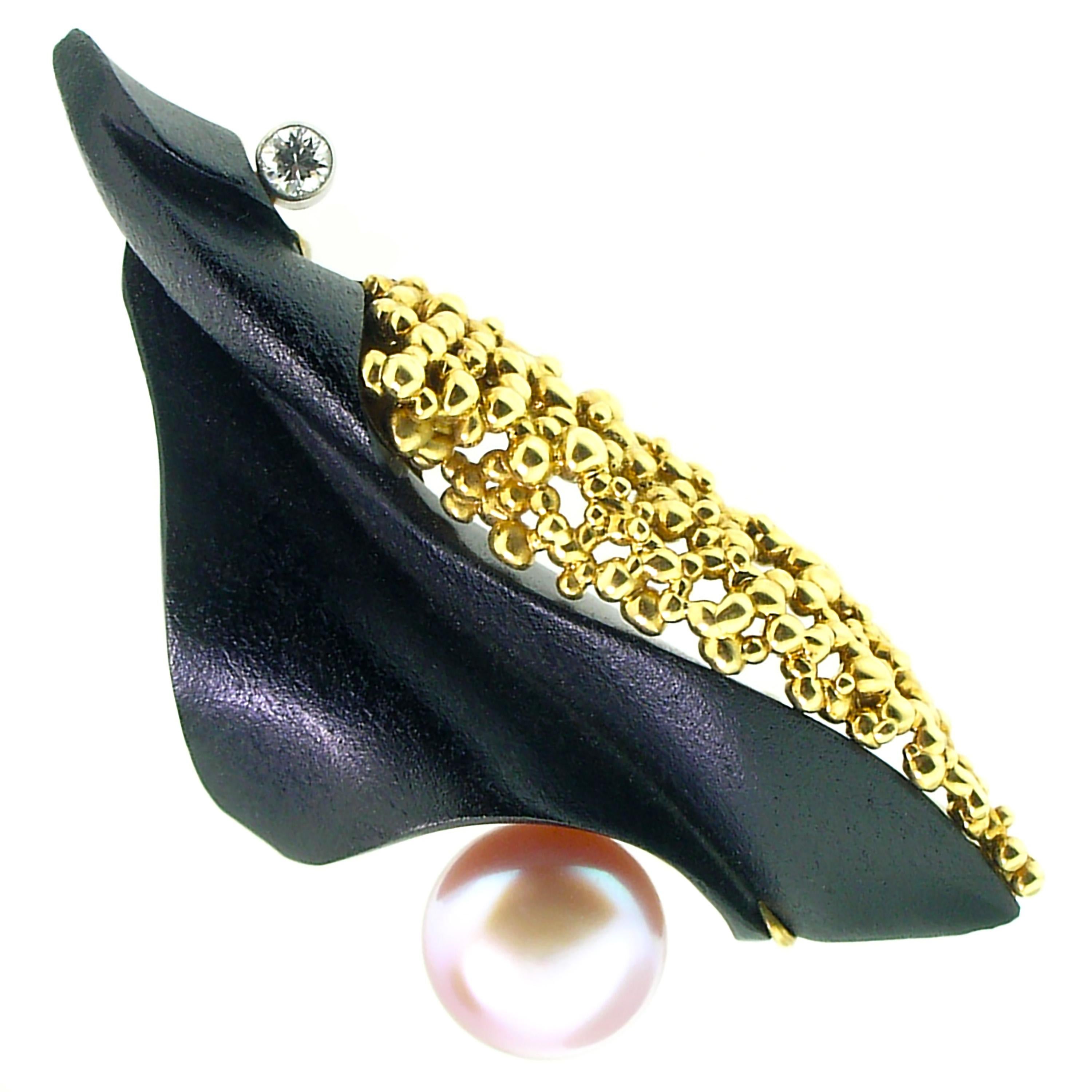 Women's or Men's Carved Black Chalcedony and Pearl 18 Karat Pendant and Brooch with Granulation For Sale