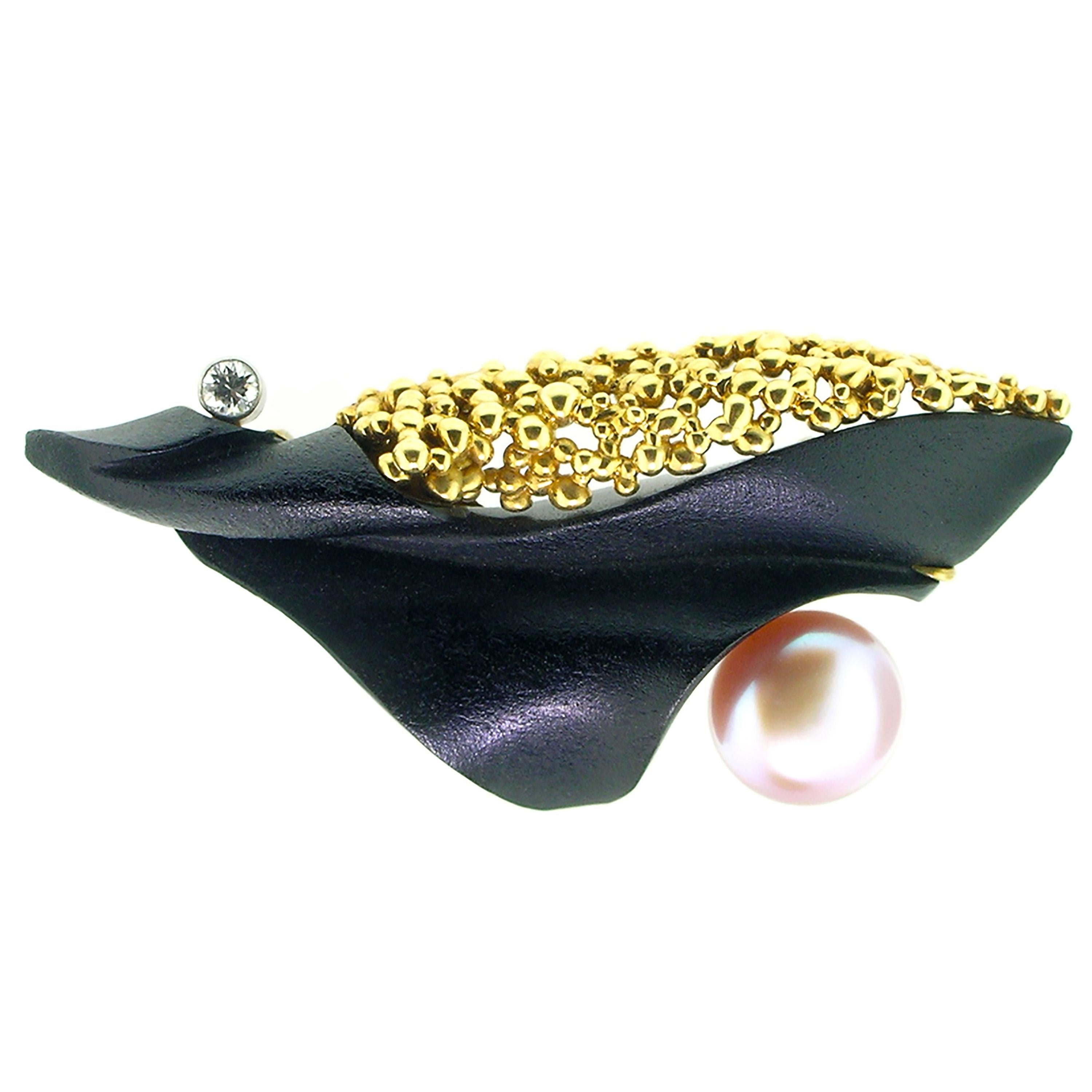 Carved Black Chalcedony and Pearl 18 Karat Pendant and Brooch with Granulation For Sale 1