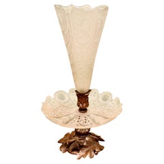 Pezzo da centro Epergne intagliato in Black Forest e cristallo Baccarat