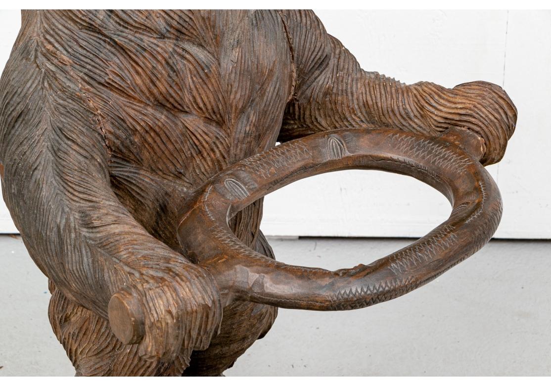 Support de canne sculpté de style Forêt-Noire avec figurine d'ours en vente 5
