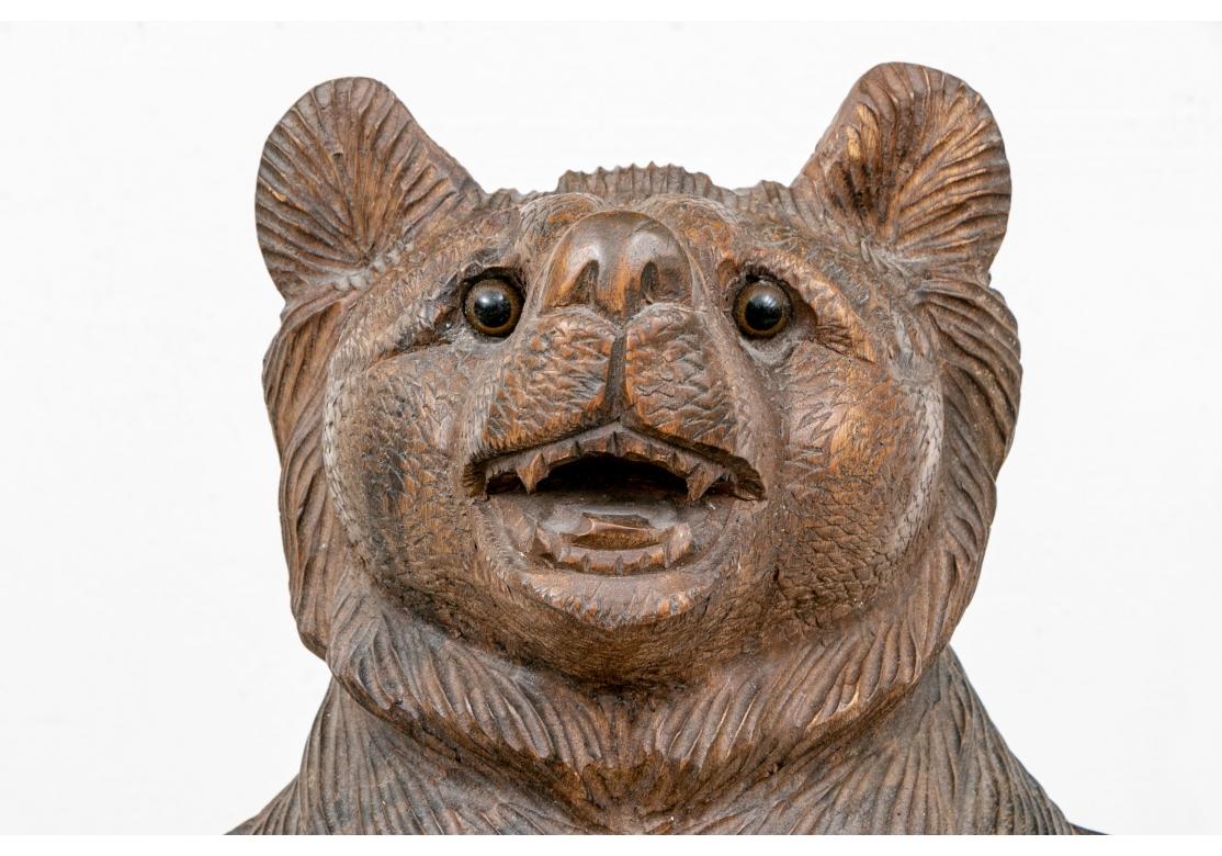 20ième siècle Support de canne sculpté de style Forêt-Noire avec figurine d'ours en vente