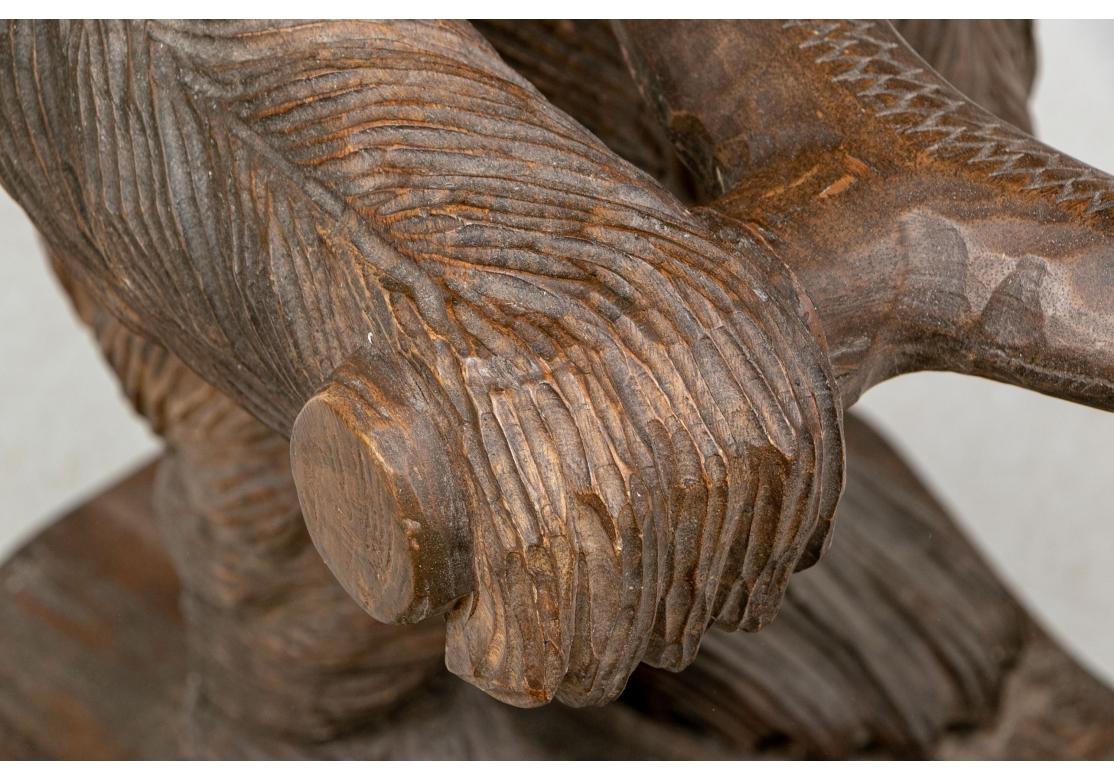 Bois Support de canne sculpté de style Forêt-Noire avec figurine d'ours en vente