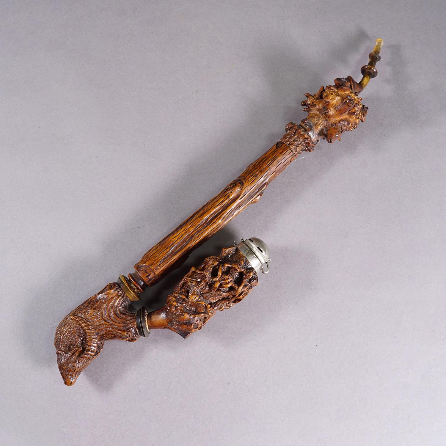 Pipe à tabac Black Forest sculptée, Allemagne vers 1900

Pipe à tabac antique en bois sculpté à la main avec de belles scènes de chasse. La pipe se compose de plusieurs parties détachables en bois de racine, dont un long tuyau, un fourneau richement