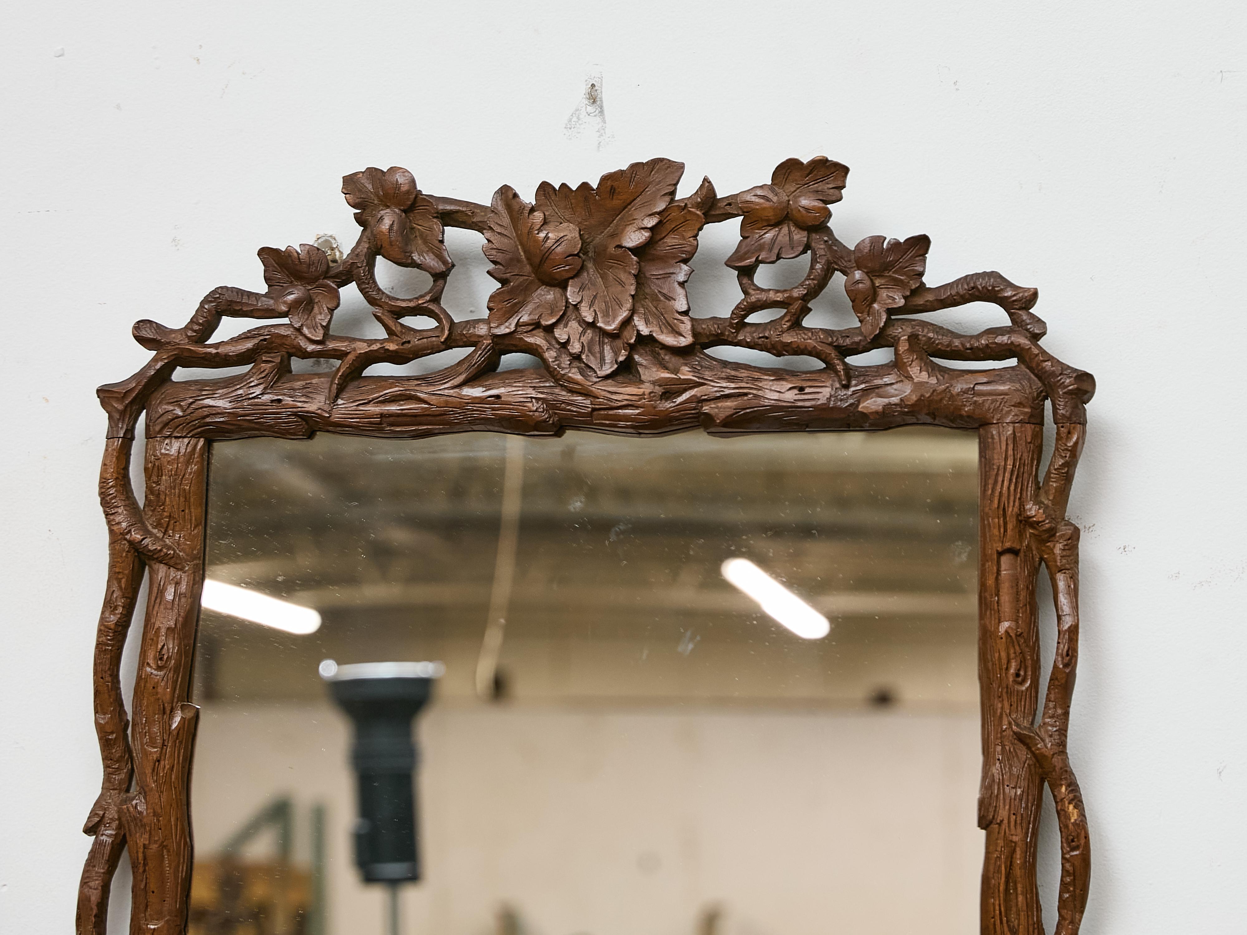 Suisse Miroir en noyer Black Forest sculpté de vignes et de feuilles, vers 1900 en vente
