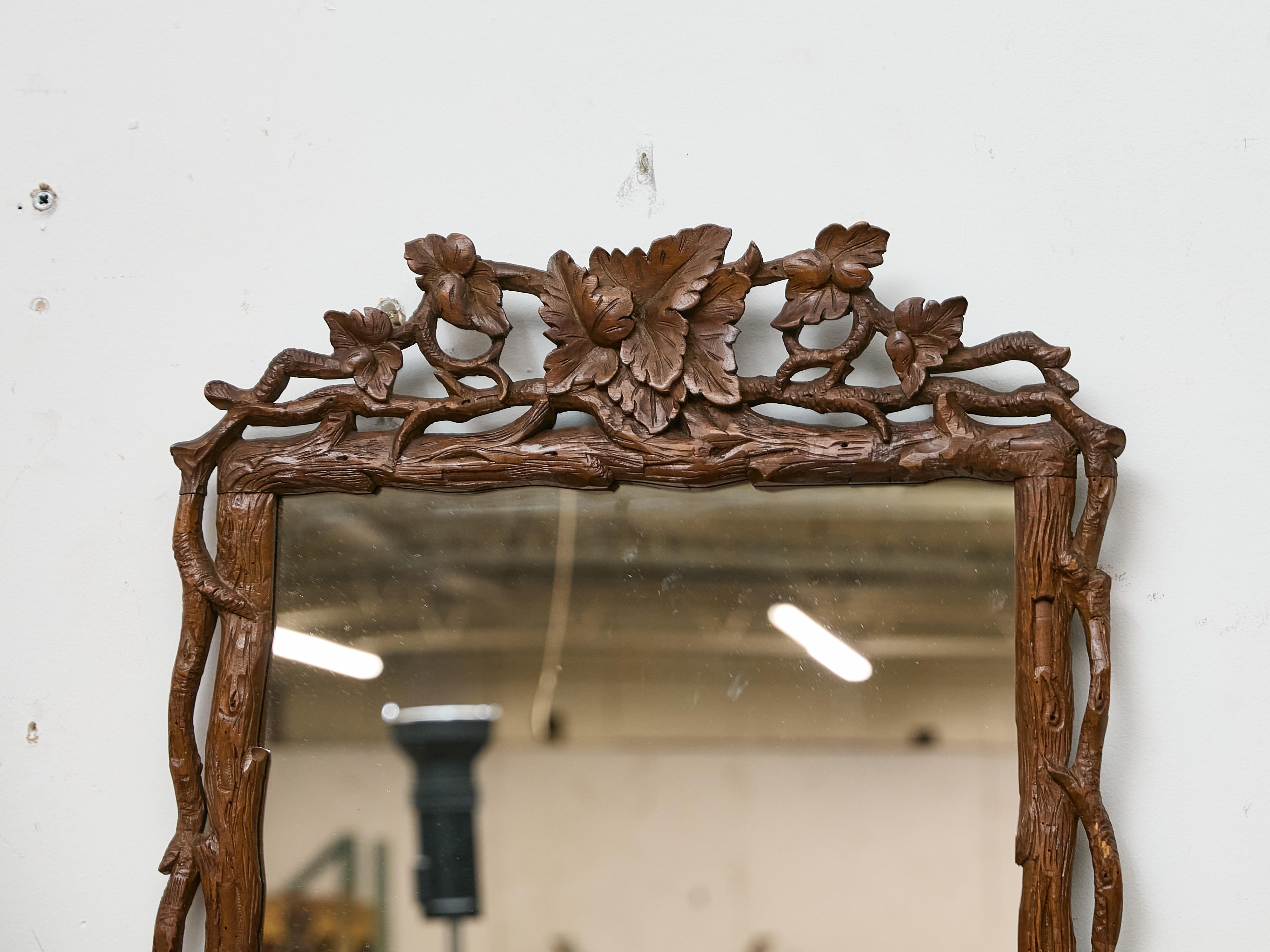 Sculpté à la main Miroir en noyer Black Forest sculpté de vignes et de feuilles, vers 1900 en vente