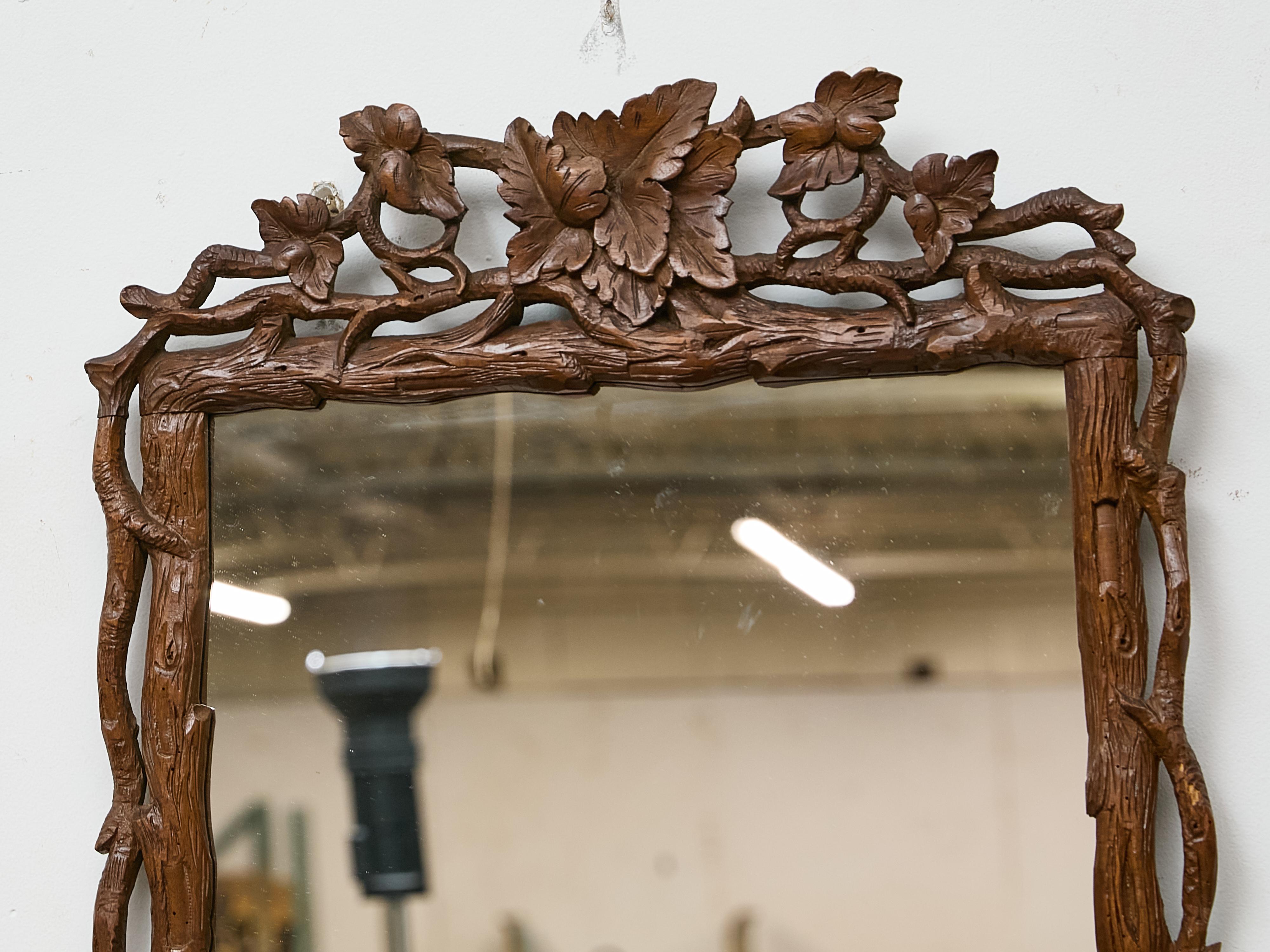 Miroir en noyer Black Forest sculpté de vignes et de feuilles, vers 1900 Bon état - En vente à Atlanta, GA