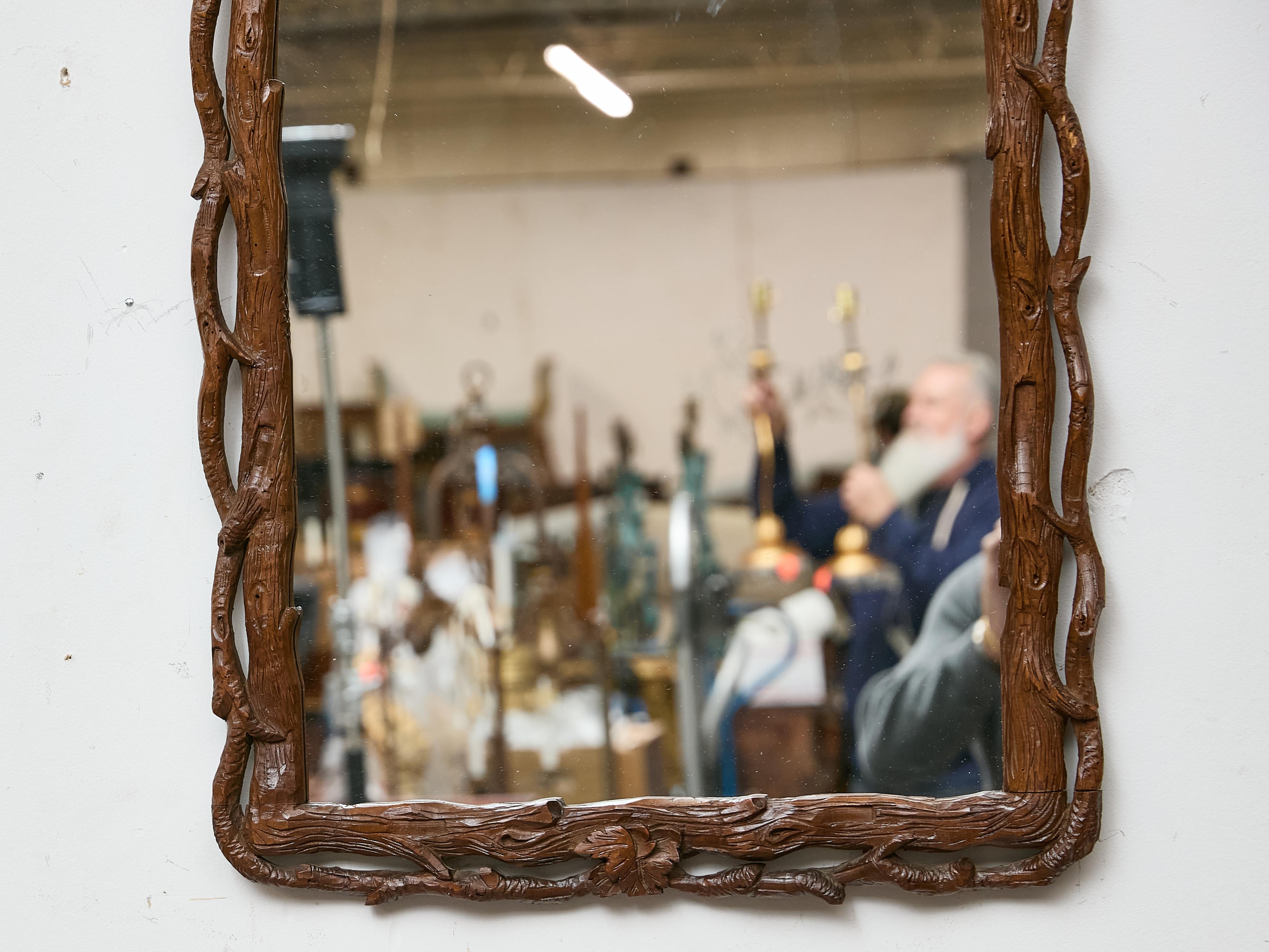 20ième siècle Miroir en noyer Black Forest sculpté de vignes et de feuilles, vers 1900 en vente