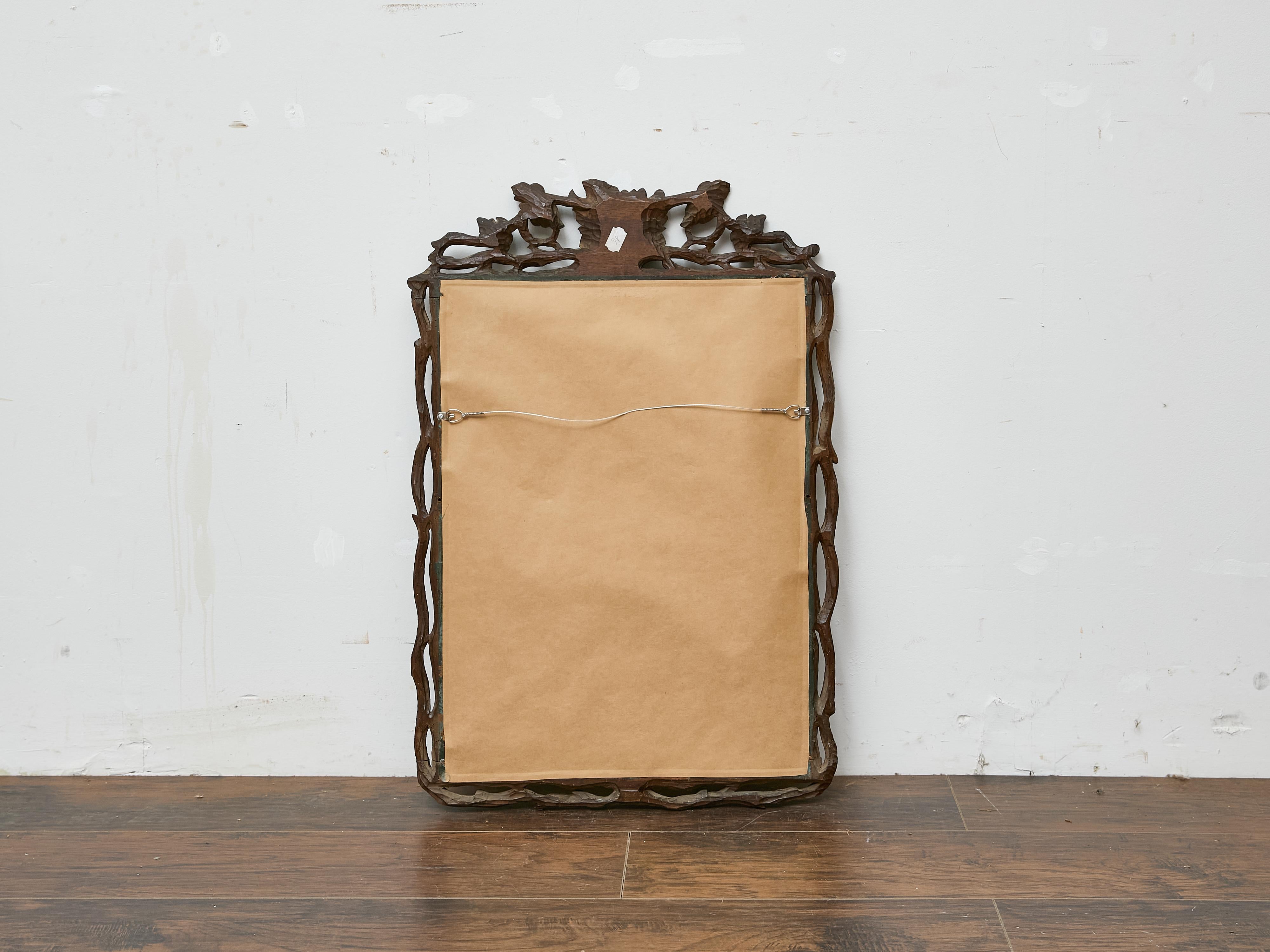 Miroir en noyer Black Forest sculpté de vignes et de feuilles, vers 1900 en vente 2