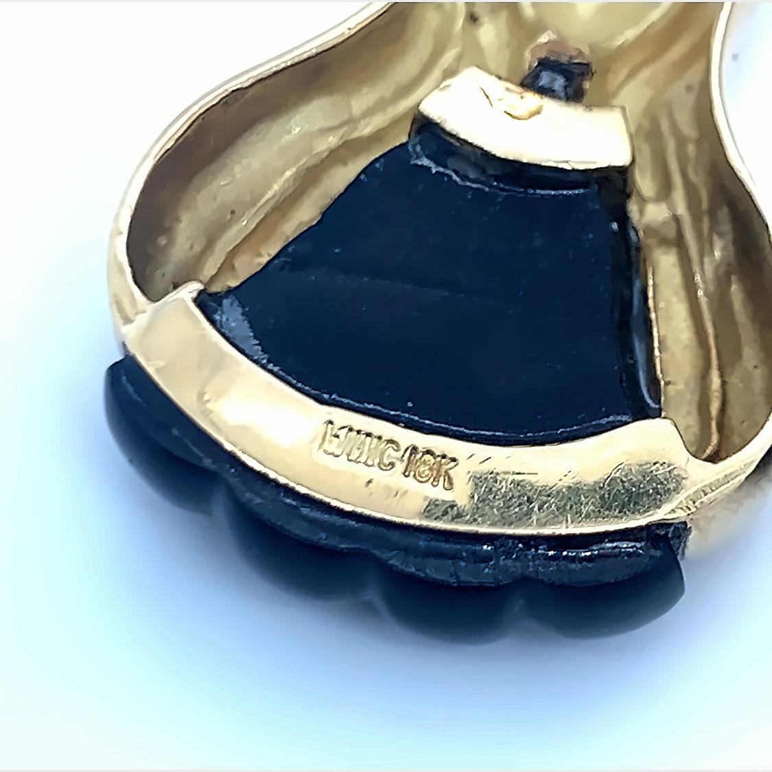 Geschnitzte Ohrringe aus 18 Karat Gelbgold mit schwarzem Onyx von Wander (Rundschliff) im Angebot