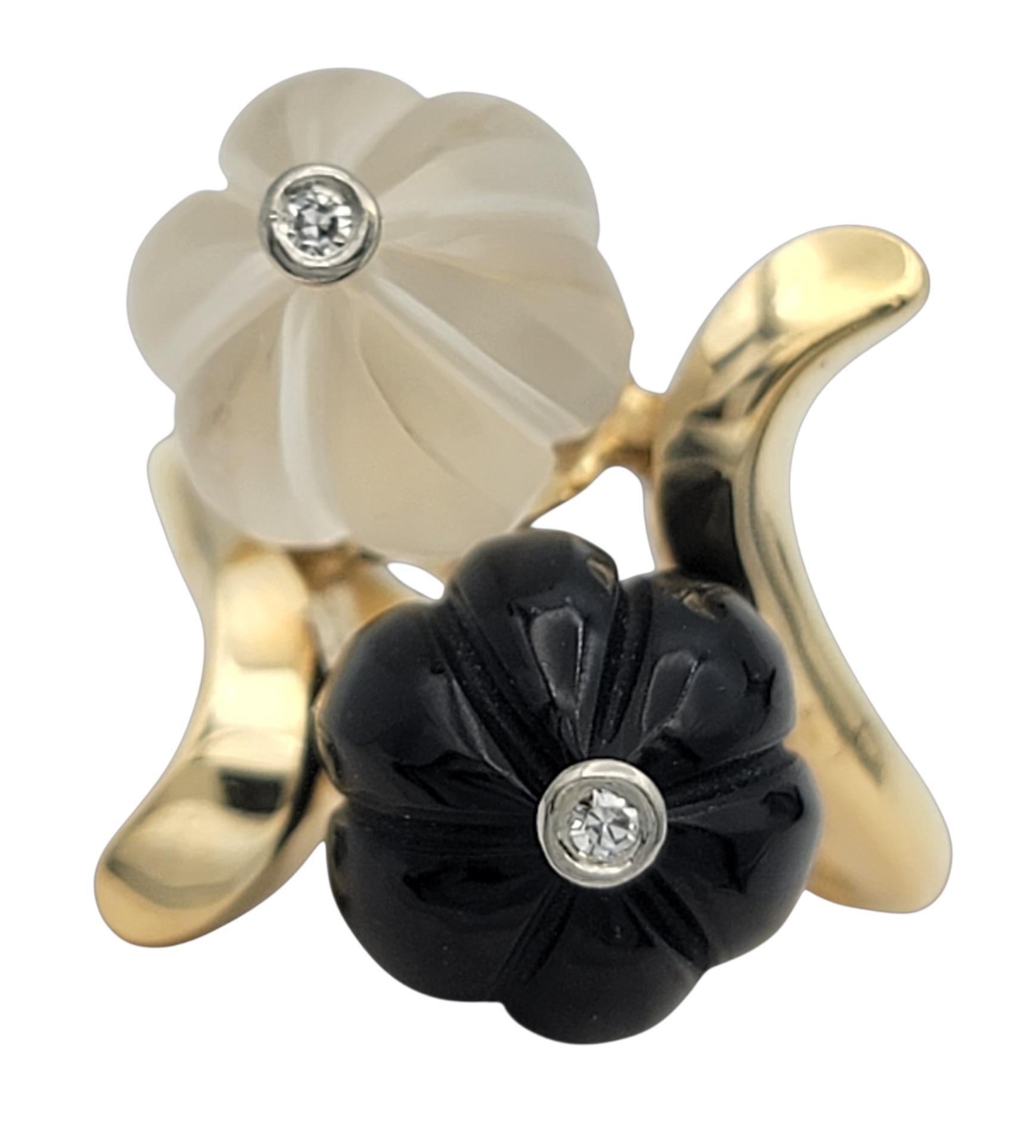 Questo anello presenta un sorprendente design floreale bicolore che unisce l'onice nero profondo con un petalo di cristallo morbido e traslucido. Il contrasto tra gli elementi scuri e quelli chiari crea una composizione splendidamente equilibrata
