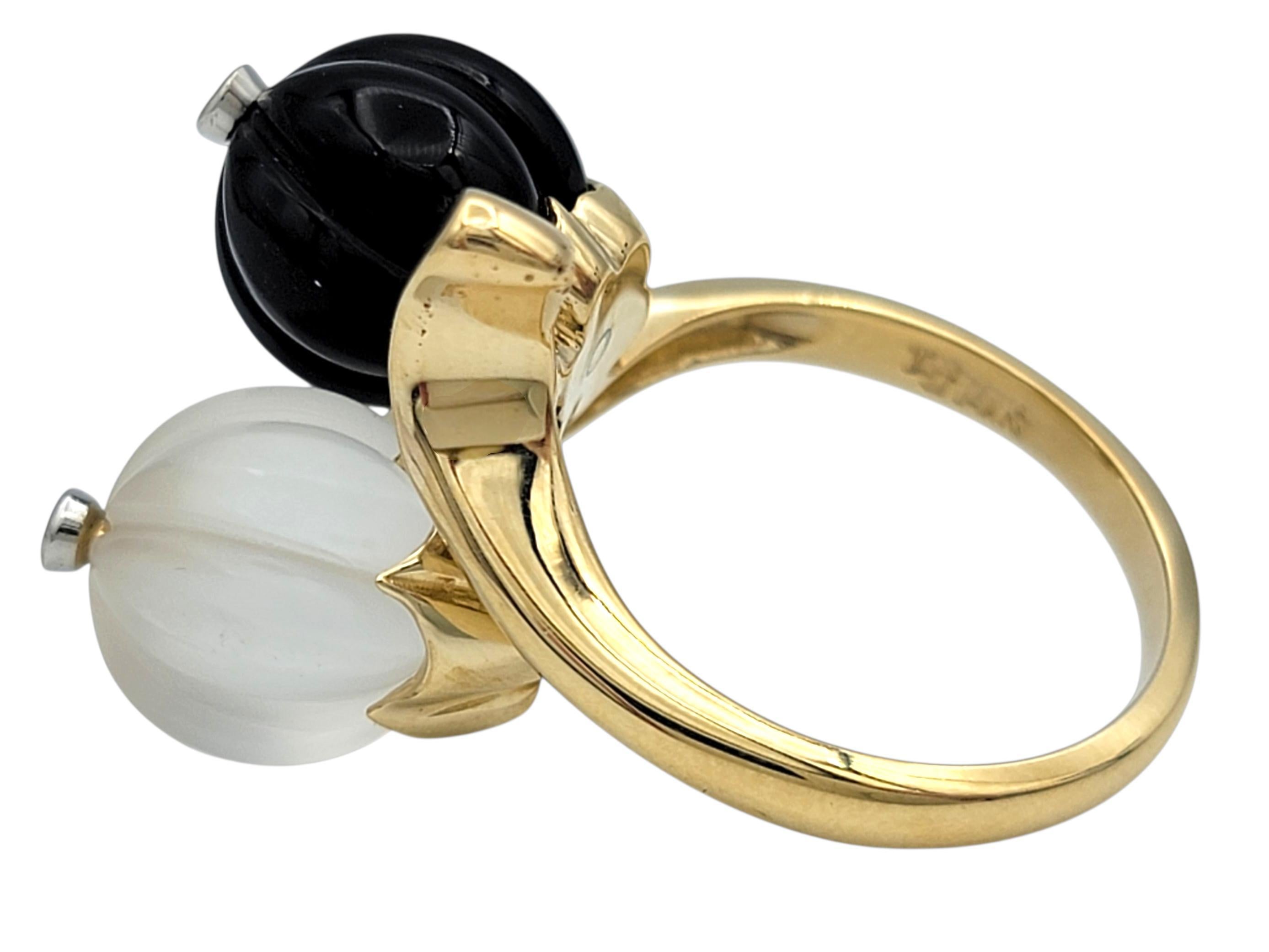 Taglio singolo Anello Fiore Bypass in onice nera e cristallo intagliato con diamanti in oro giallo 14K in vendita