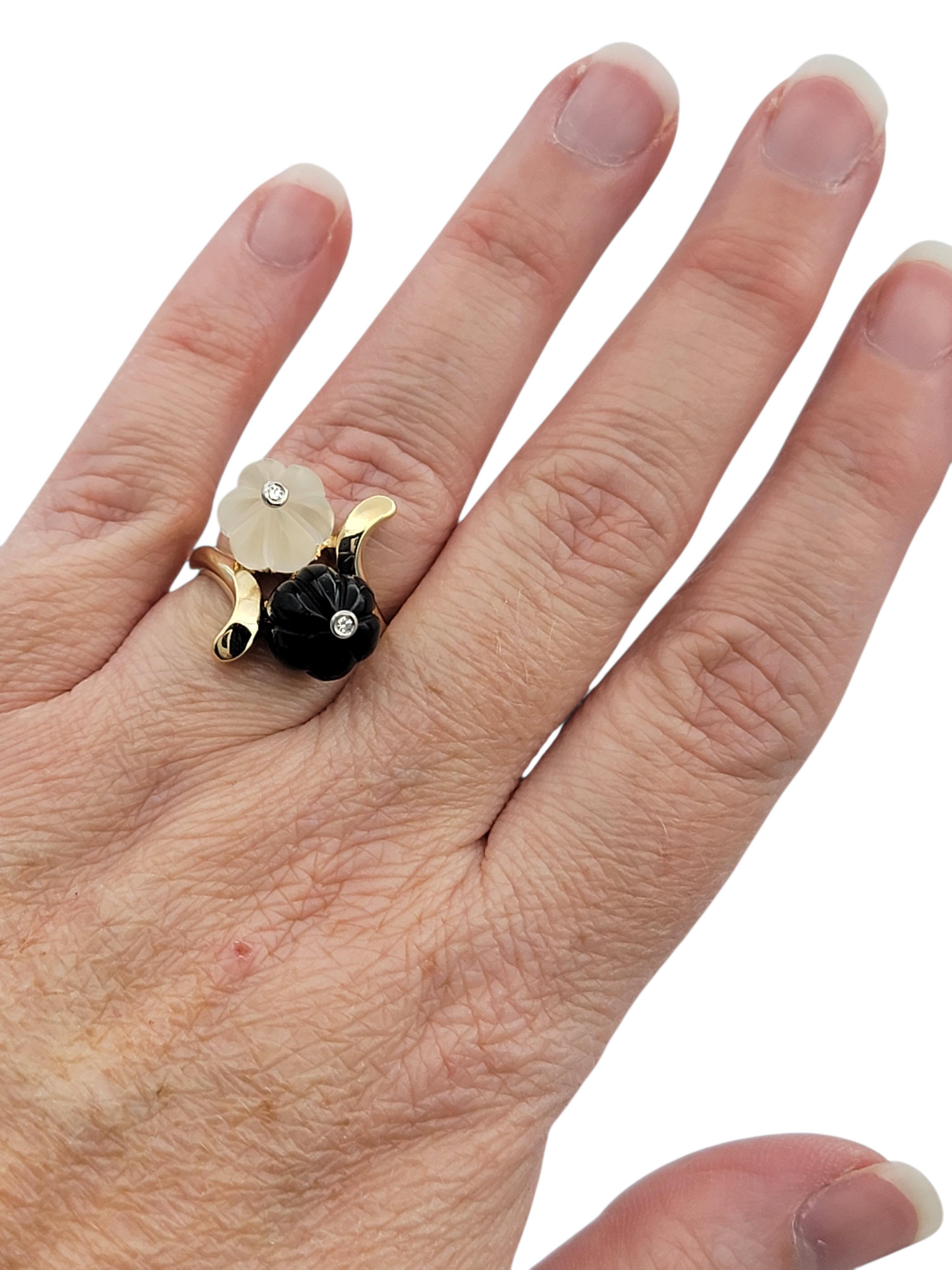 Anello Fiore Bypass in onice nera e cristallo intagliato con diamanti in oro giallo 14K in vendita 2