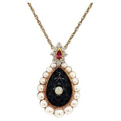 Halskette mit geschnitztem schwarzem Onyx-Diamant-Rubin-Anhänger und Perlen und 18 Karat Gelbgold 