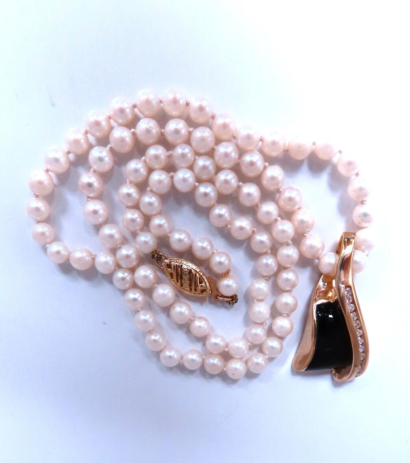 Collana di perle d'acqua dolce da 4 mm

Diamanti naturali da 0,20 carati sul ciondolo.

Onice nera scolpita a getto.

Colore I - chiarezza Si-1.

Chiusura in oro bianco 14 carati

16 pollici

6,7 grammi.