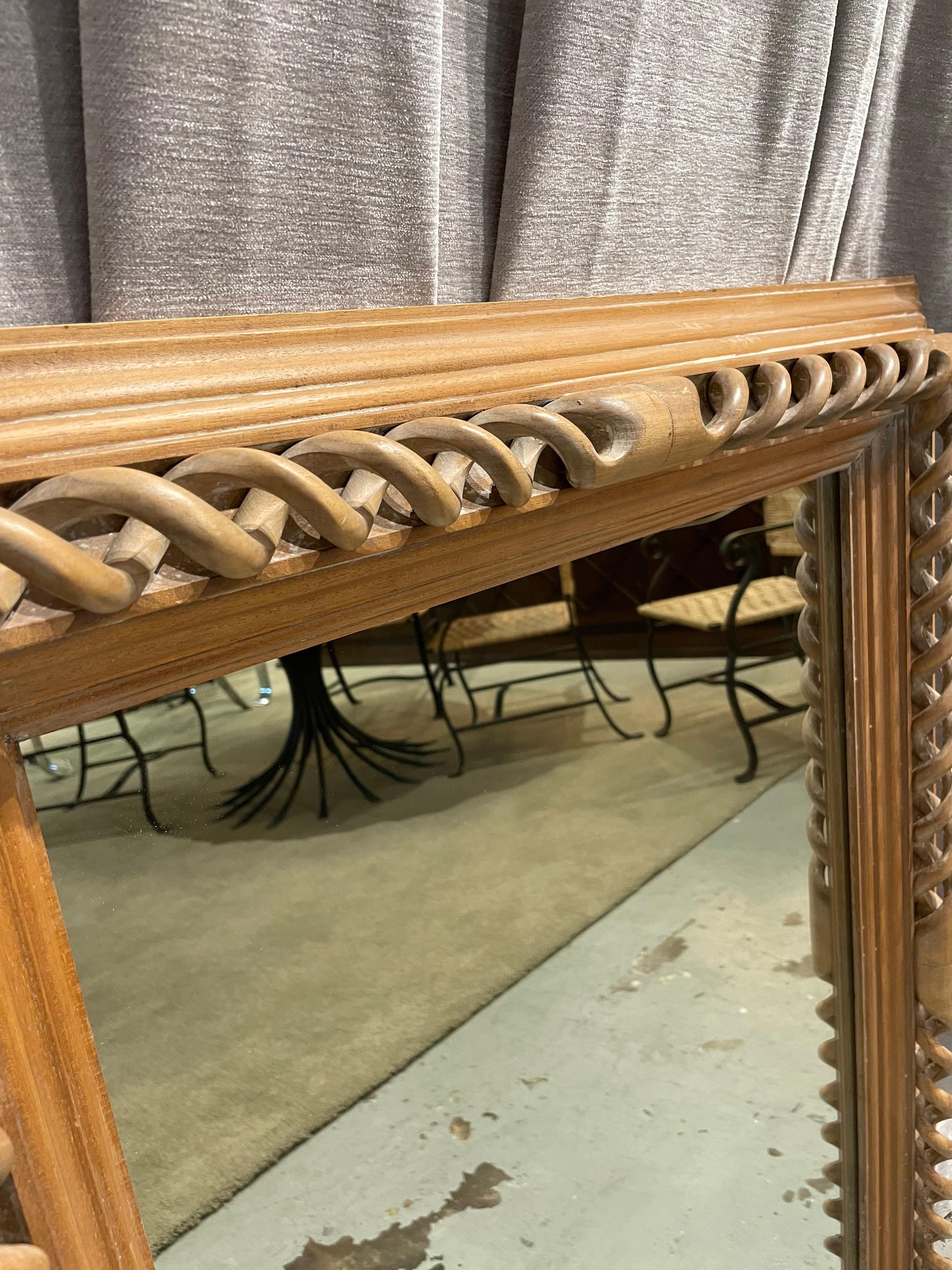 Specchio da parete italiano vintage in legno intagliato a forma di frutta in vendita 2