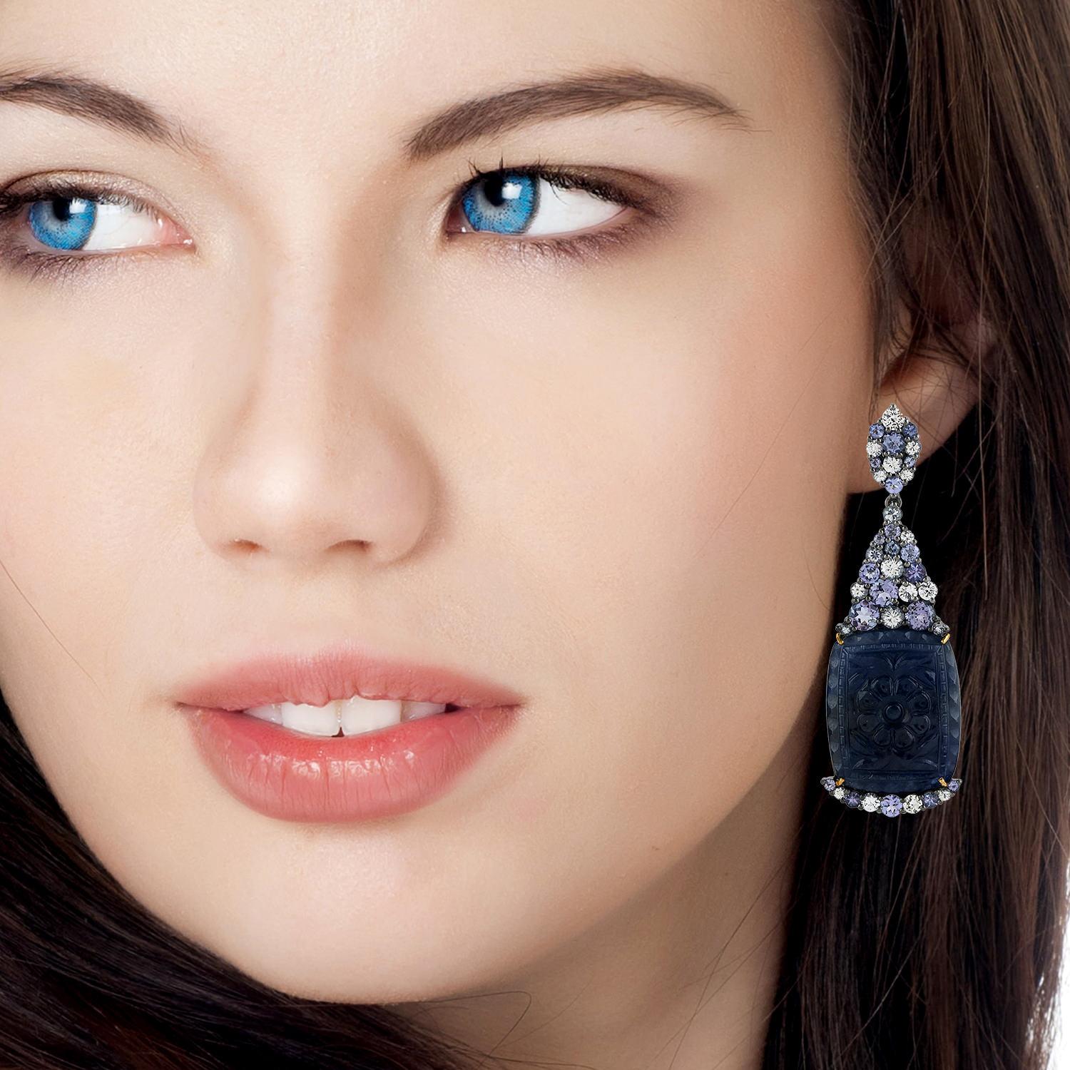 Il est accompagné d'une évaluation gemmologique par la GIA (GG/AJP).
Toutes les pierres précieuses sont naturelles.
Saphirs bleus taillés = 76,12 carats
Saphirs multicolores = 4.30 carats
Diamants = 1,05 carats
Métal : or 18K, argent sterling