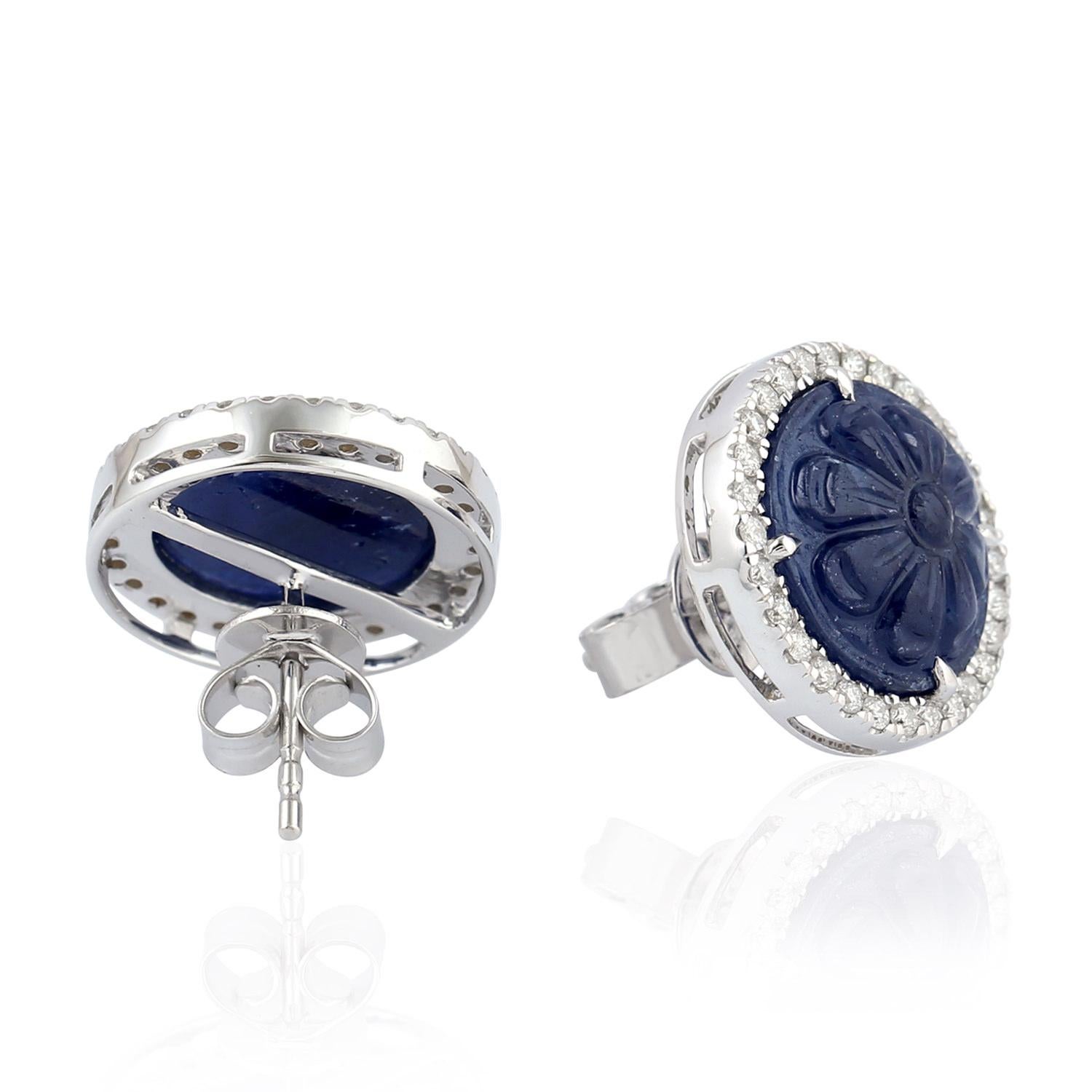 Artisan Clous d'oreilles en or 18 carats avec saphir bleu sculpté et diamants en vente