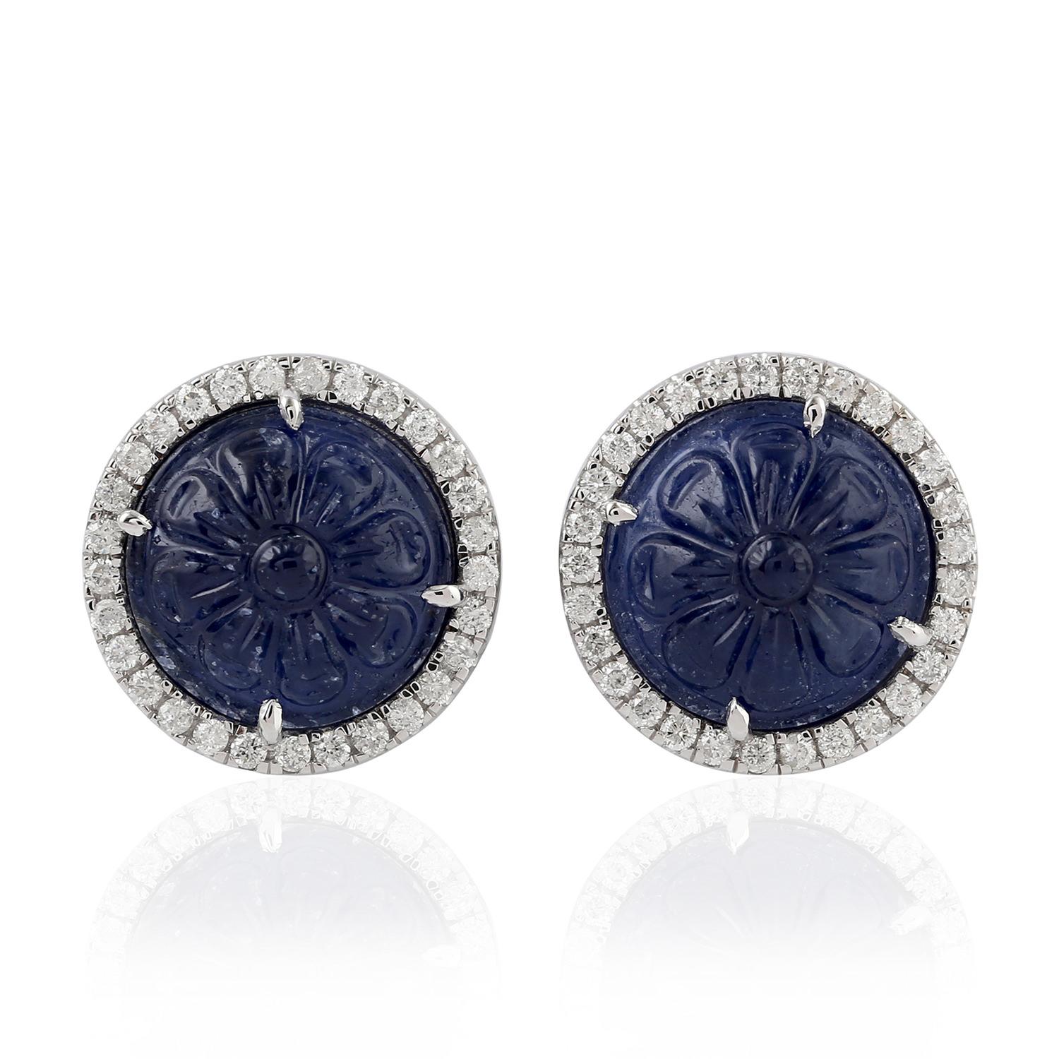 Taille ronde Clous d'oreilles en or 18 carats avec saphir bleu sculpté et diamants en vente