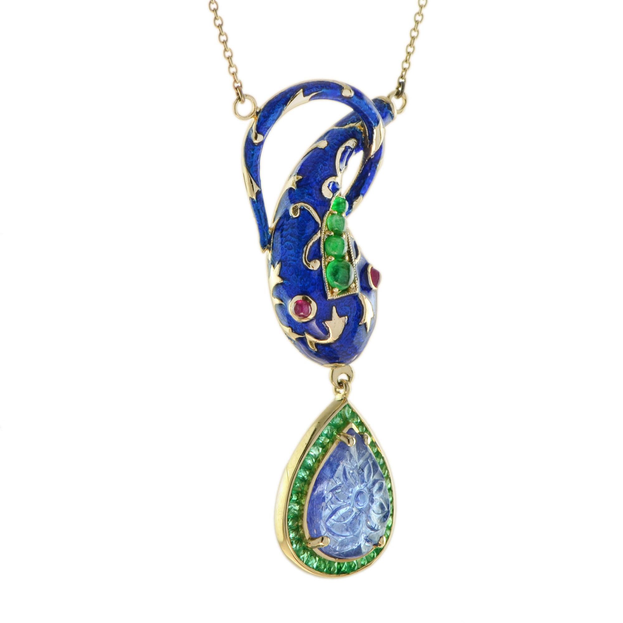 Una bellissima e portabilissima collana di serpenti ha un volto amichevole con smalto blu ornato, incisioni sull'oro, occhi di rubino cabochon e smeraldo cabochon sulla testa. Dalla sua bocca pende una tanzanite a forma di pera splendidamente