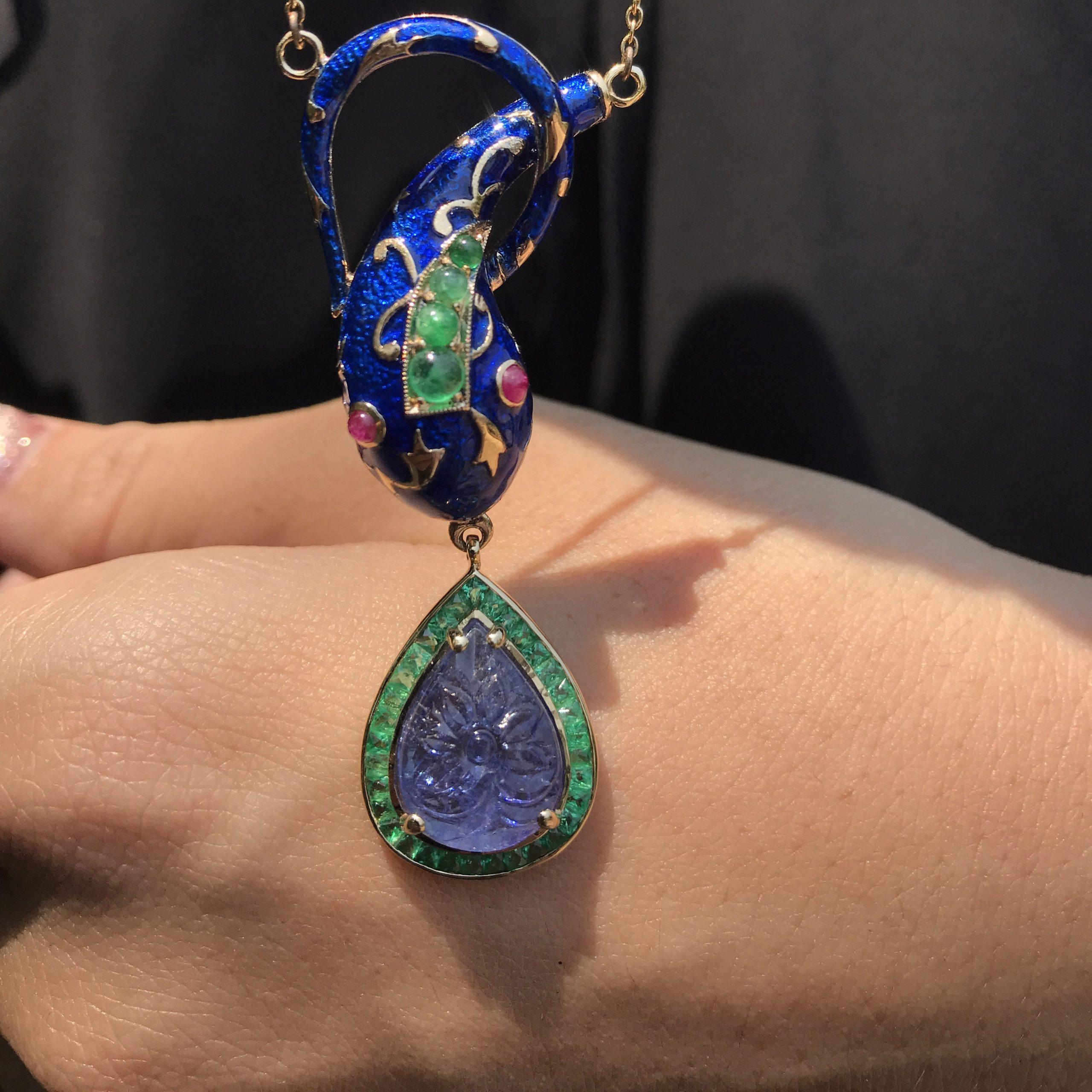 da uomo o donna Collana con ciondolo in oro 9K con tanzanite blu intagliata, smeraldo, rubino, smalto e serpente in vendita