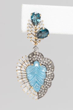 Ohrgehänge mit geschnitztem Blautopas und Diamanten