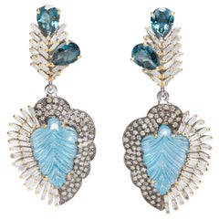 Orecchini pendenti con diamanti e topazio blu scolpito