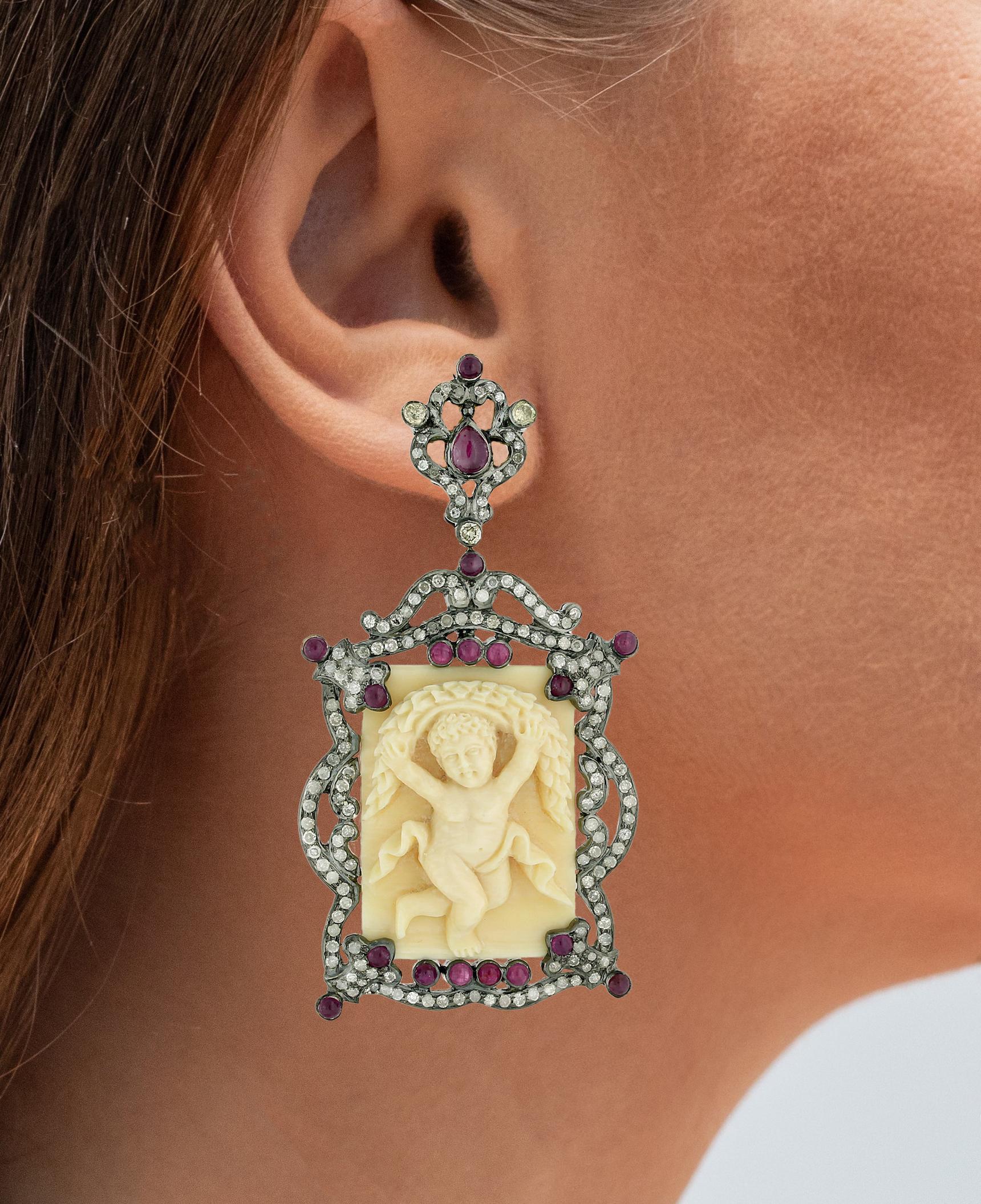 Art déco Pendants d'oreilles en os sculpté avec rubis et diamants 65,6 carats en vente
