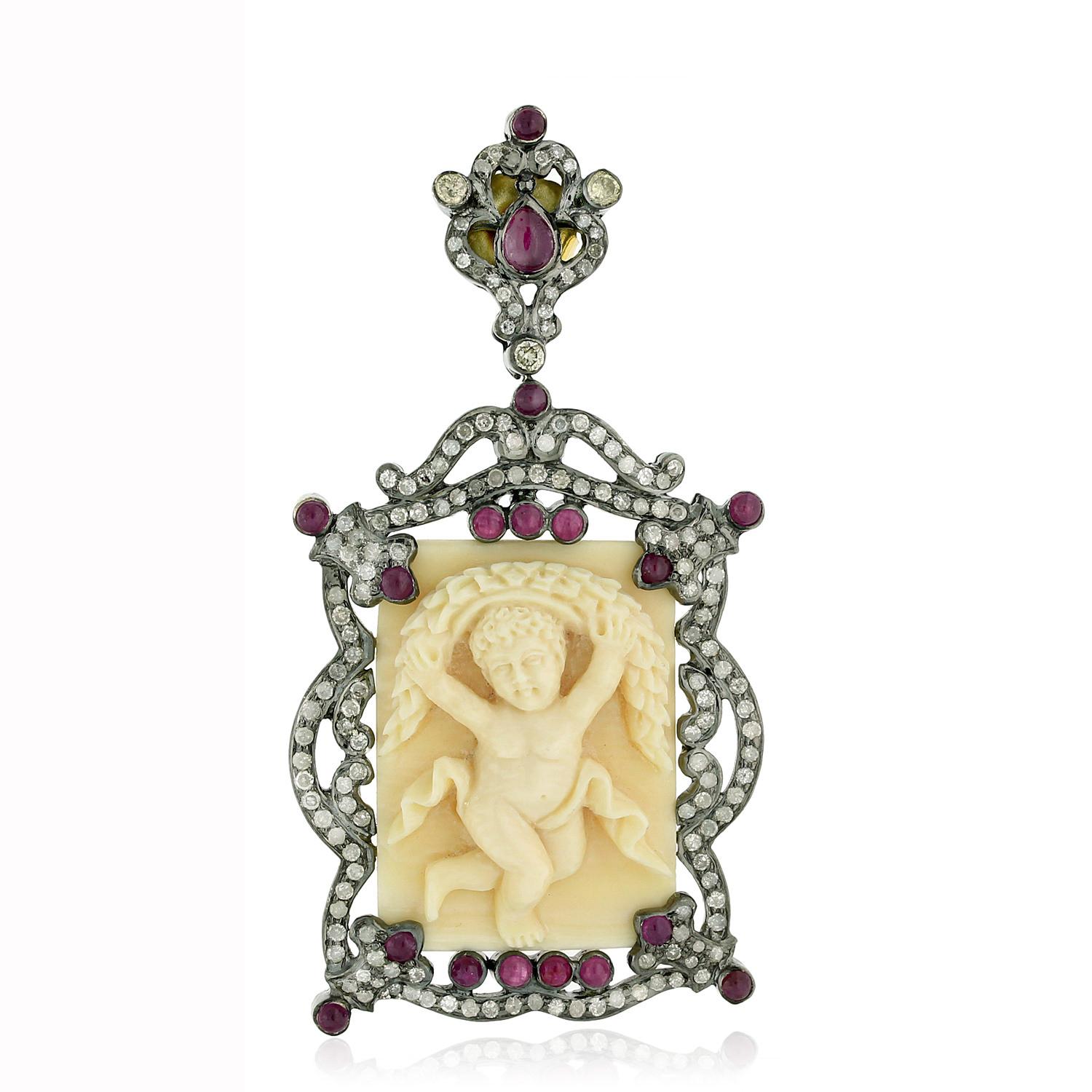 Taille ronde Pendants d'oreilles en os sculpté avec rubis et diamants 65,6 carats en vente