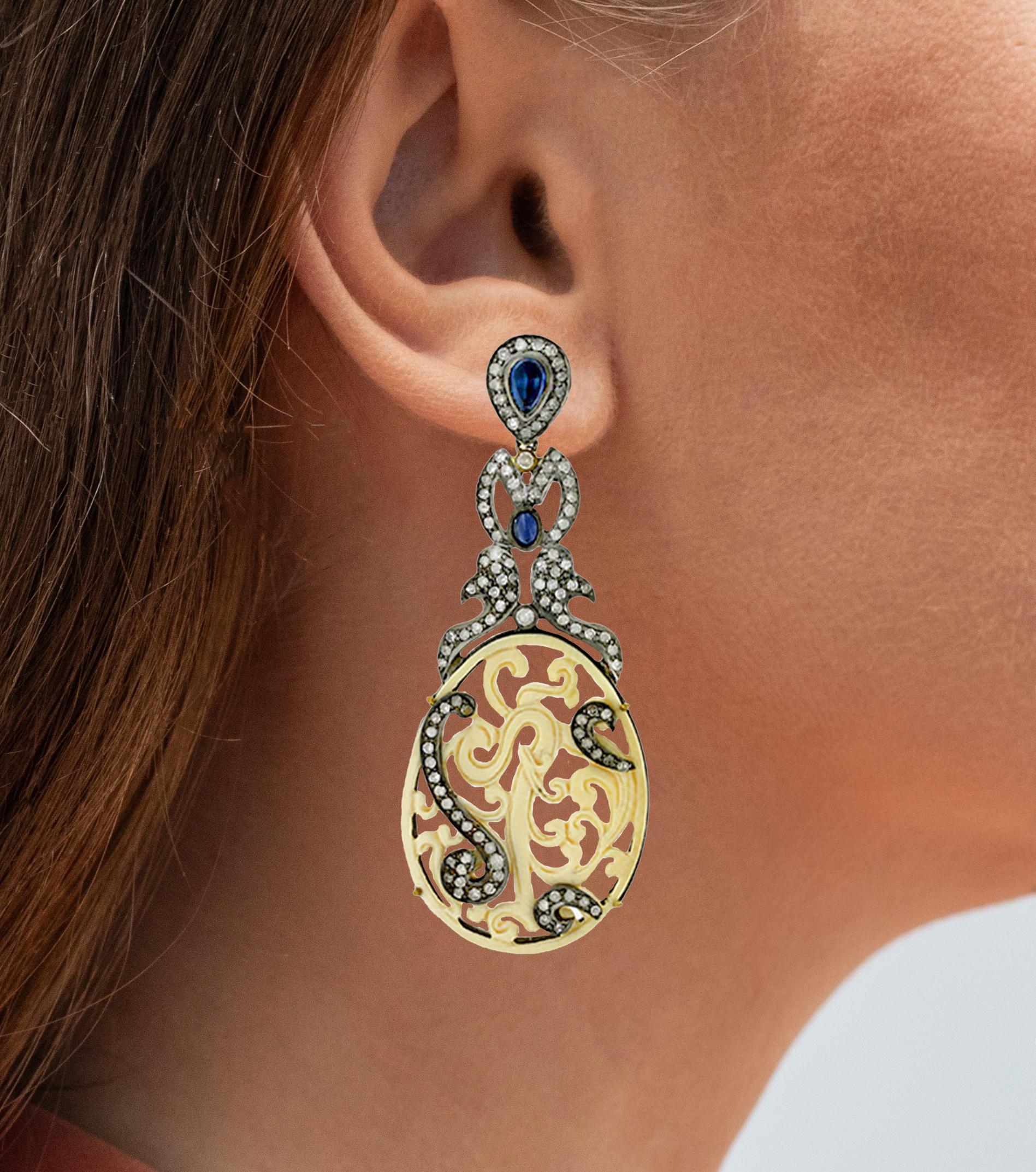 Art déco Pendants d'oreilles sculptés avec saphirs et diamants 25,65 carats en vente