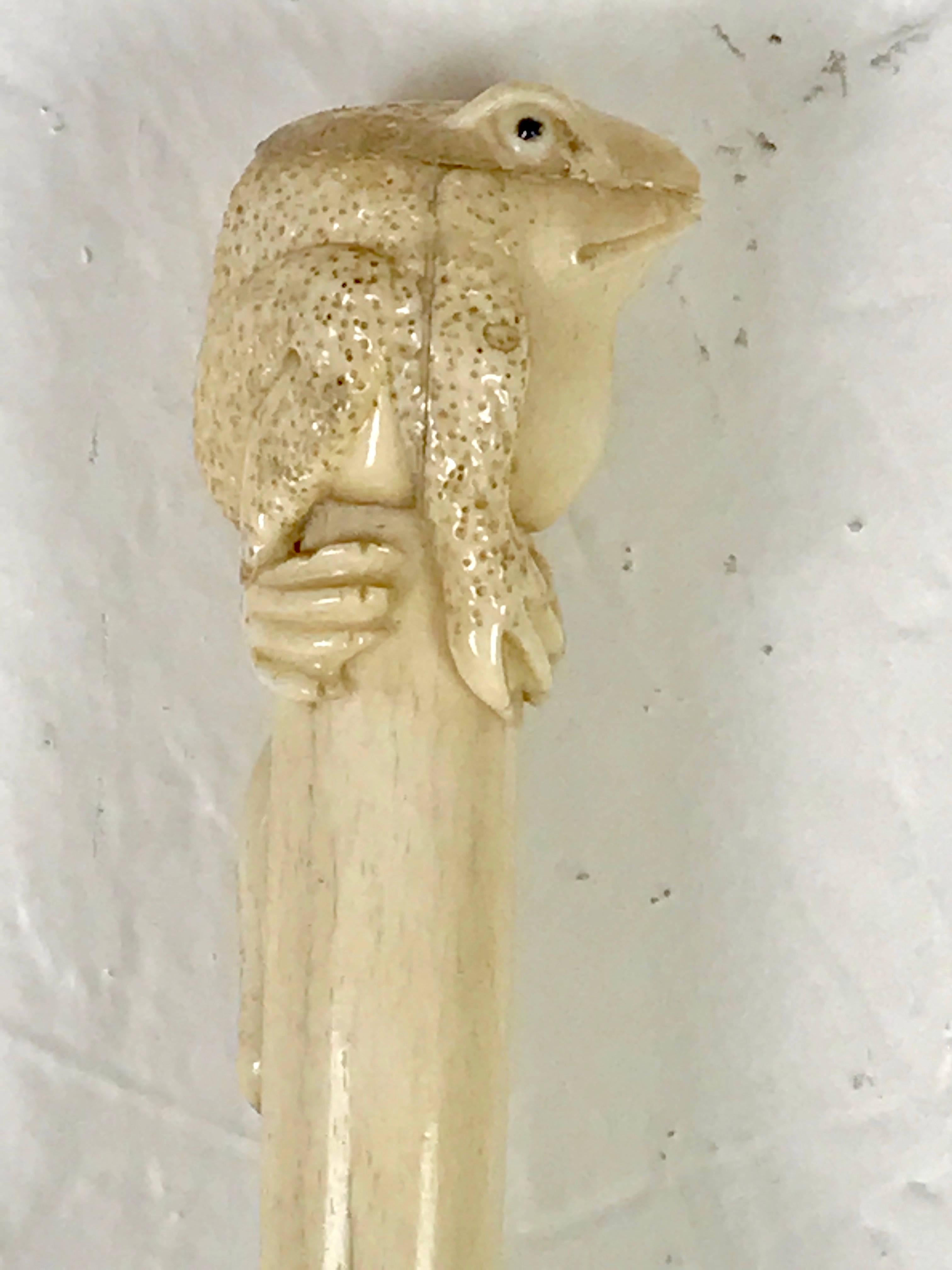 Carved Bone Frog Motif Travel Cane In Excellent Condition For Sale In Atlanta, GA