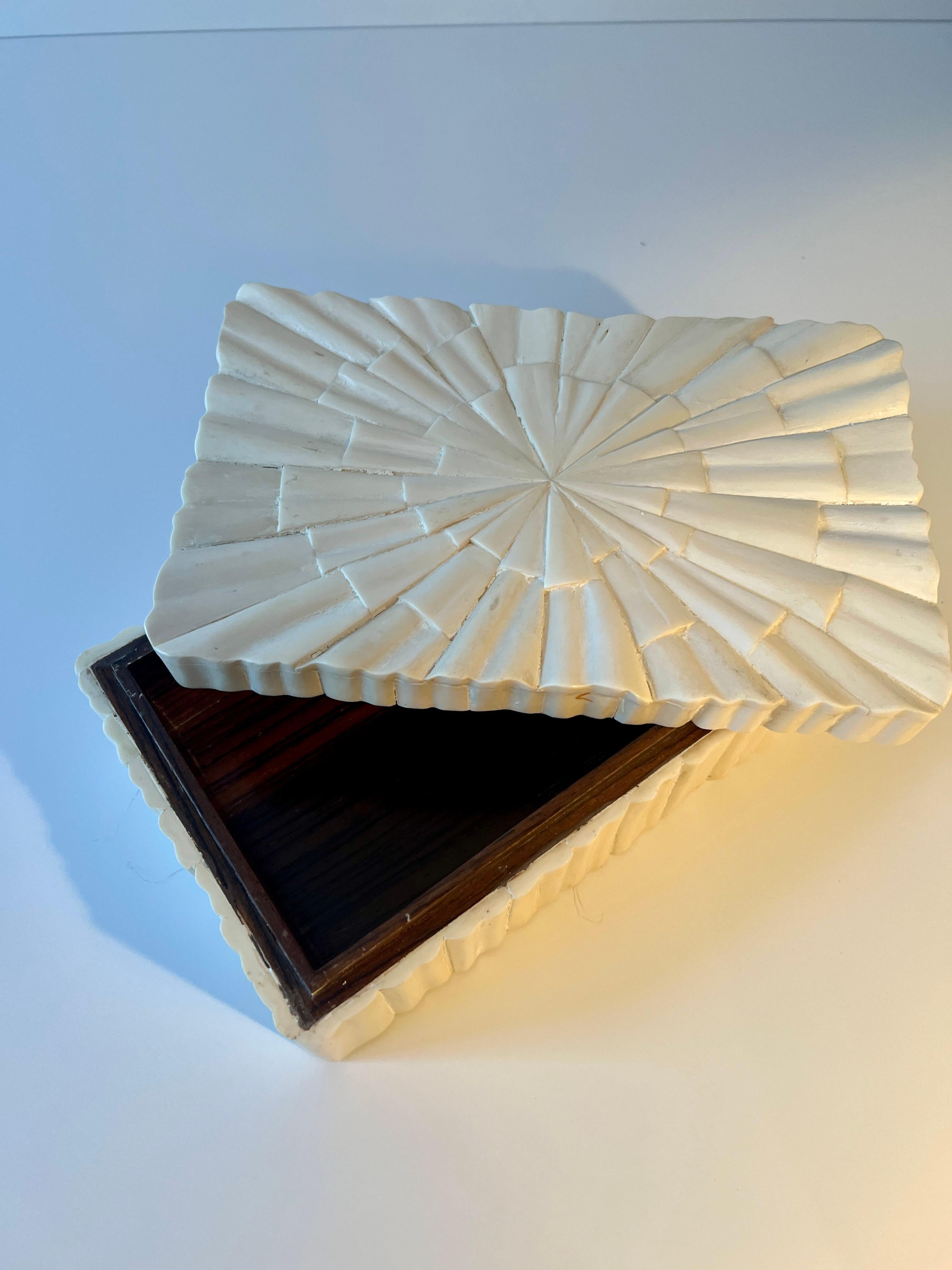 Caja con tapa de hueso o resina tallada con interior de madera en venta 3