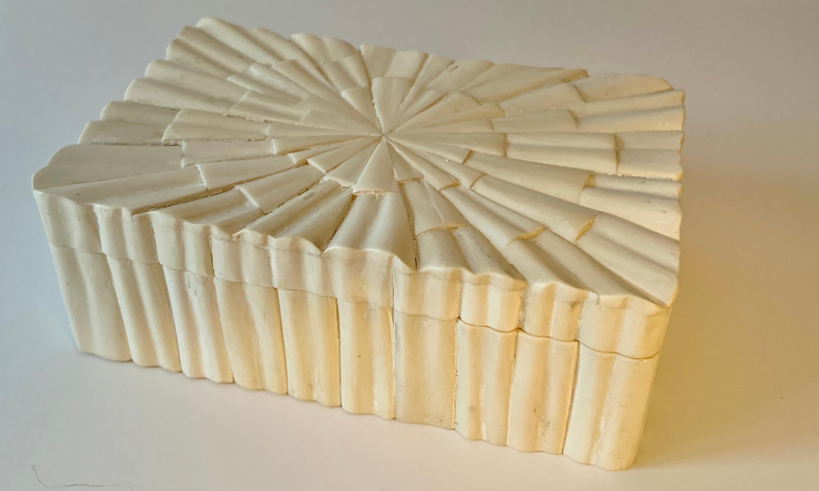 Una caja maravillosamente creativa.  No podemos decir si es de hueso o de resina fundida, pero, en cualquier caso, es maravilloso.

Un diseño muy bonito y una pieza intrigante lista para la mesa de cóctel, el escritorio o el puesto de trabajo.  Una