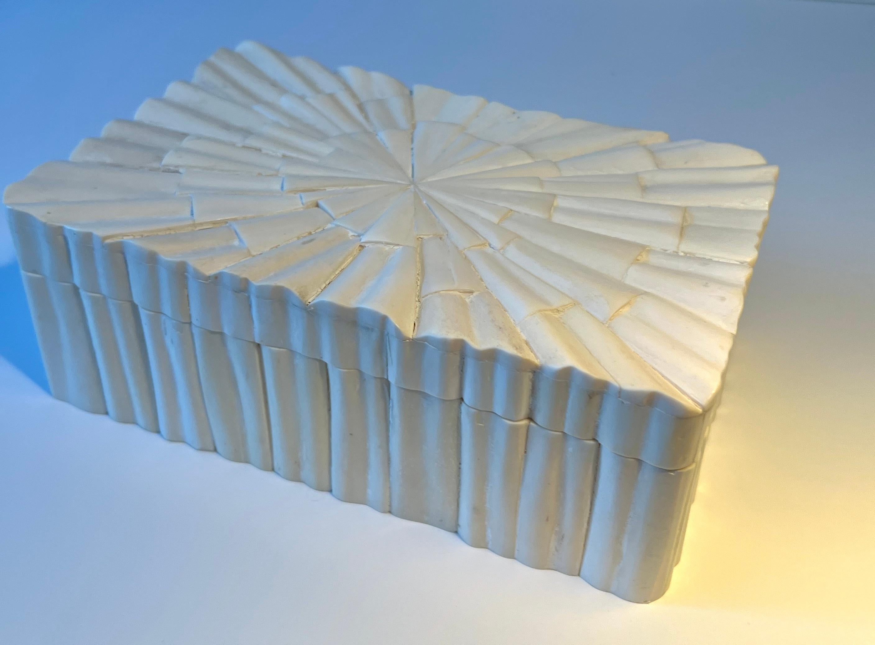Caja con tapa de hueso o resina tallada con interior de madera siglo XX en venta