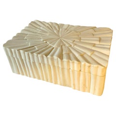 Caja con tapa de hueso o resina tallada con interior de madera