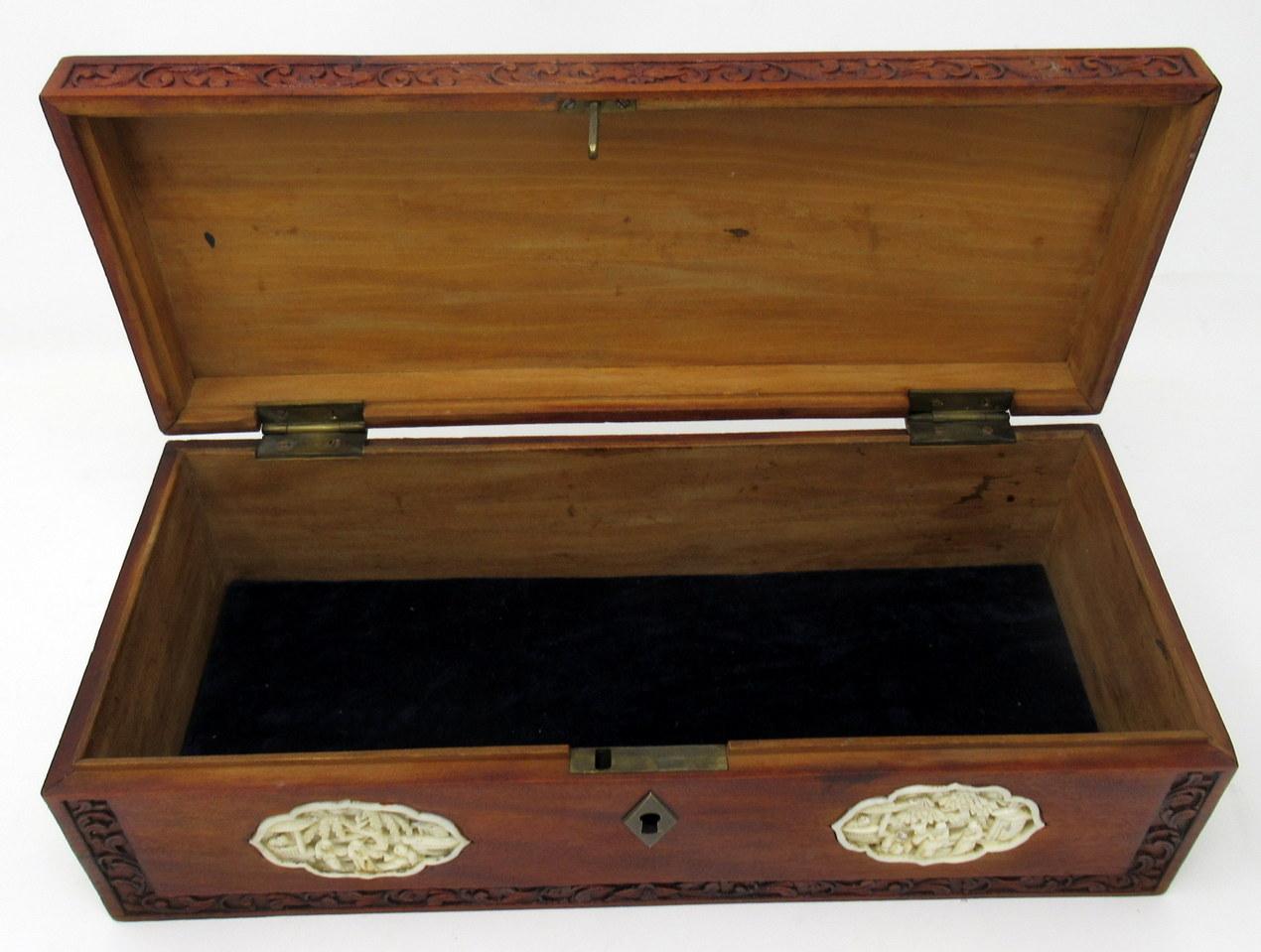 Carved Bone Sandalwood Cantonese Canton Chinese Ladies Glove Box, 19th Century In Good Condition In Dublin, Ireland