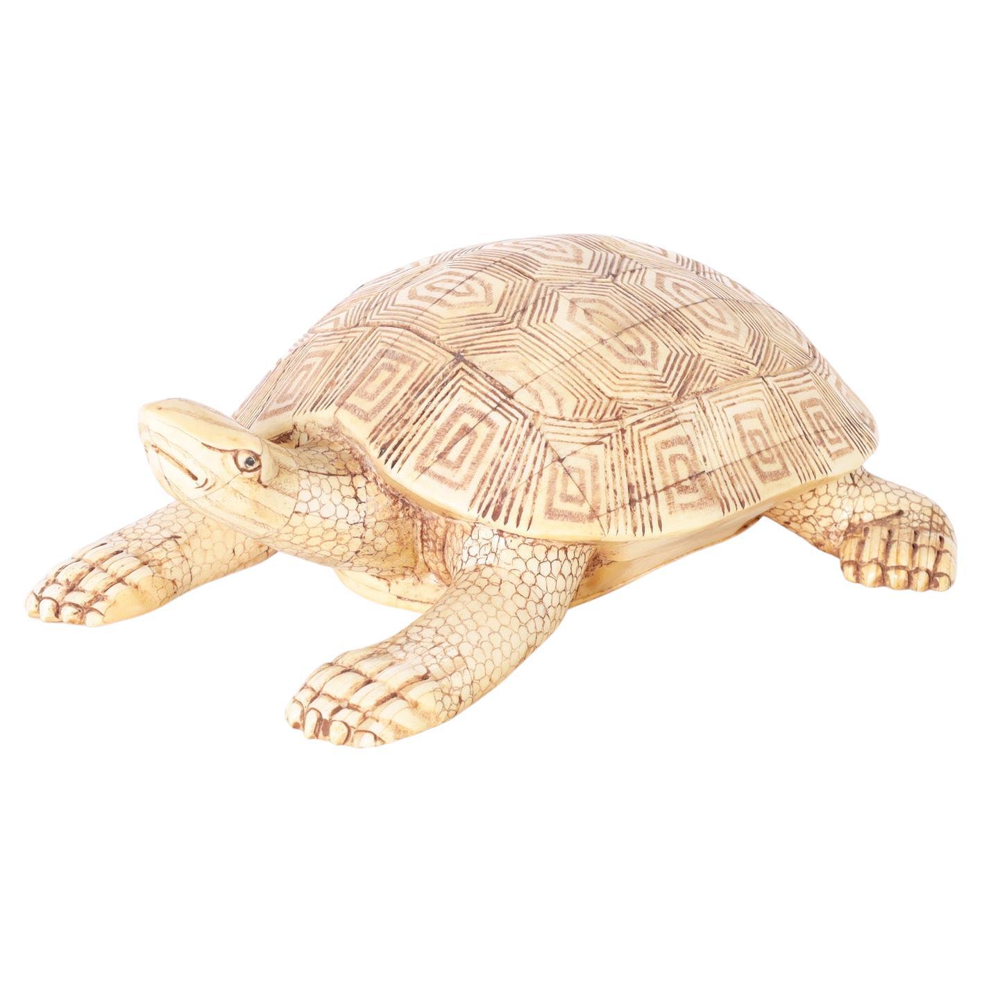 Tortue en os sculpté en vente