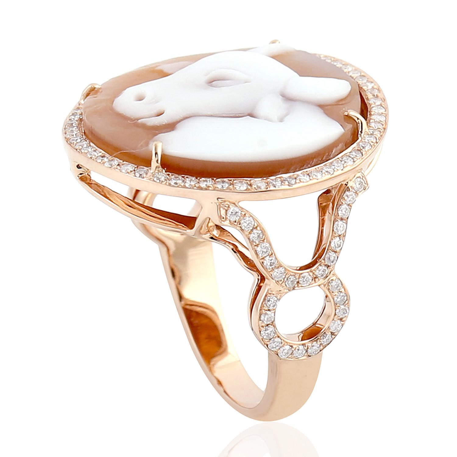 Bague ronde en or 18 carats avec camée en forme de coquillage sculpté et pavé de diamants Neuf - En vente à New York, NY