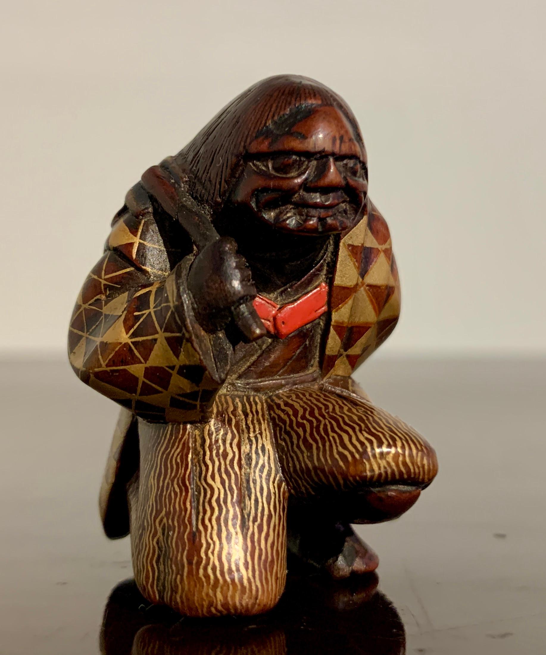 Ein feines lackverziertes geschnitztes Buchsbaum-Netsuke einer Noh-Tänzerin in einer Hannya-Rolle, unsigniert, Meiji-Periode, spätes 19. Jahrhundert, Japan.

Das Netsuke aus Buchsbaumholz ist fein geschnitzt und zeigt eine kniende Noh-Tänzerin in