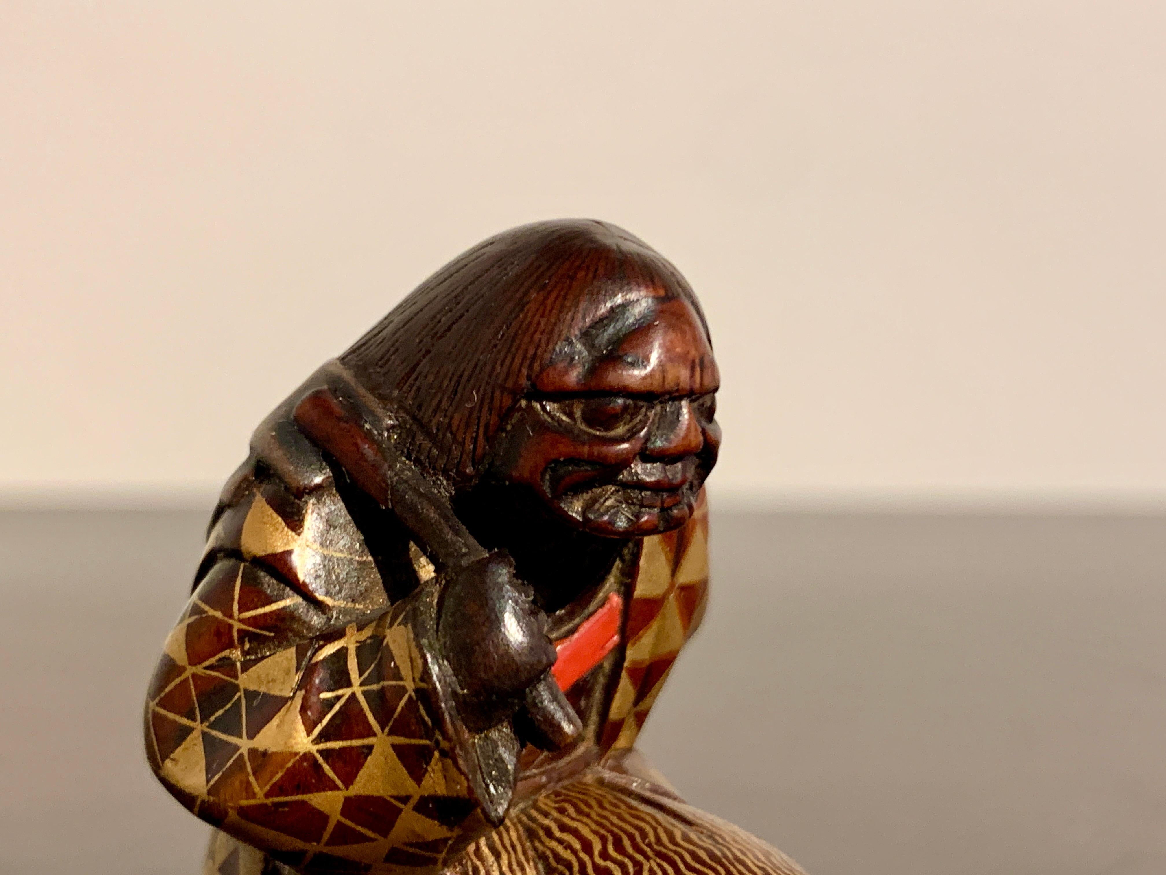 Carved Boxwood and Lacquer Netsuke of a Noh Dancer, Meiji Period, Japan In Good Condition For Sale In Austin, TX