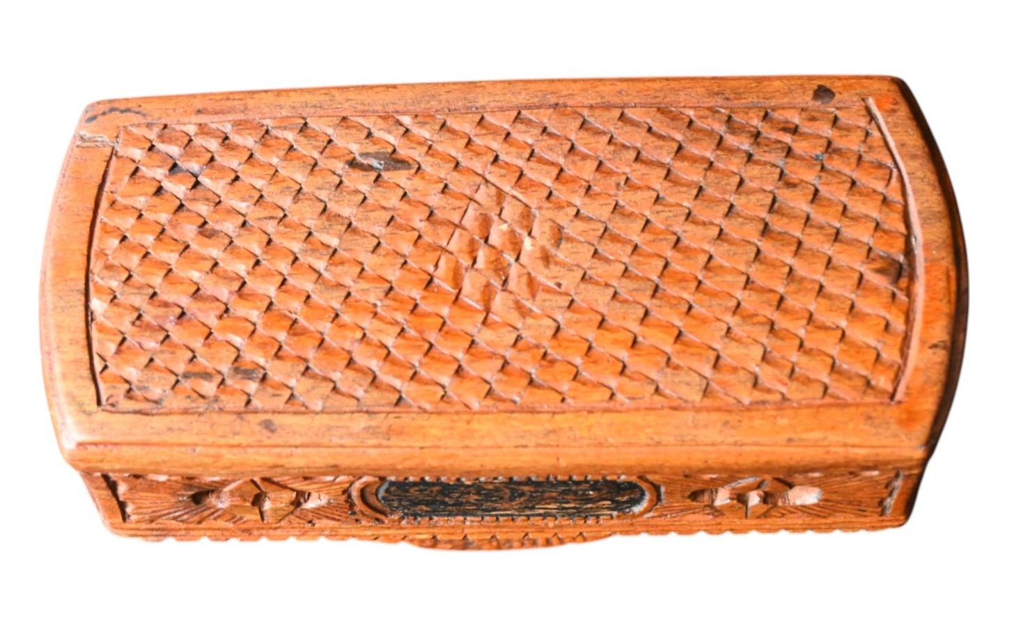 Geschnitzte Tabakdose aus Buchsbaumholz - Louis XV Periode, 18. Jahrhundert, Architekturszene (Holz) im Angebot