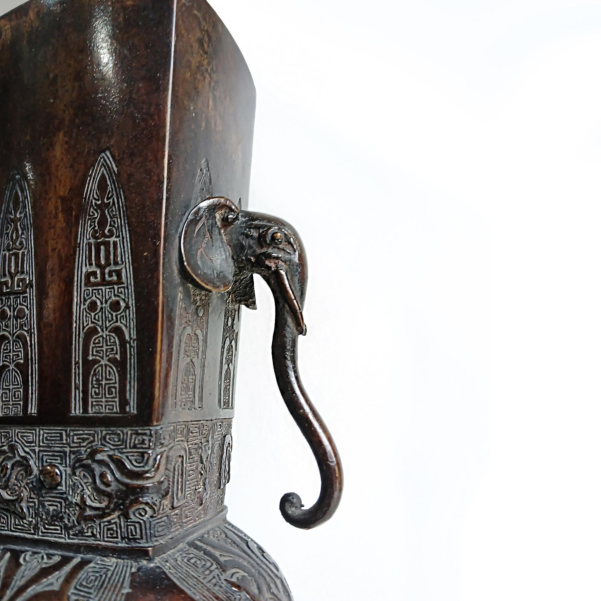Jarrón de latón tallado con asas de elefante, principios - mediados del siglo XX en venta 1