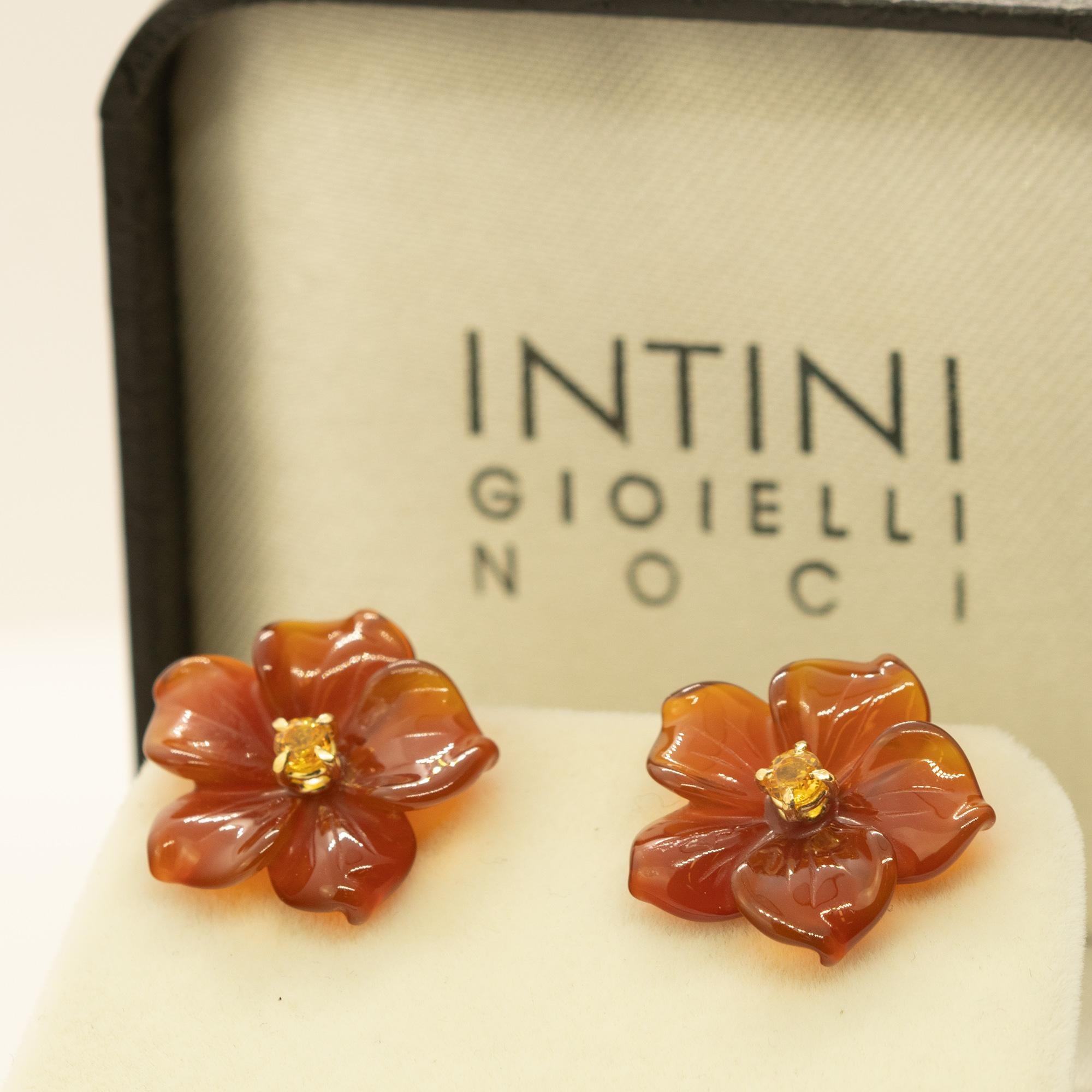 Clous d'oreilles cocktail en or jaune 18 carats avec agate brune sculptée et fleur de saphir en vente 4