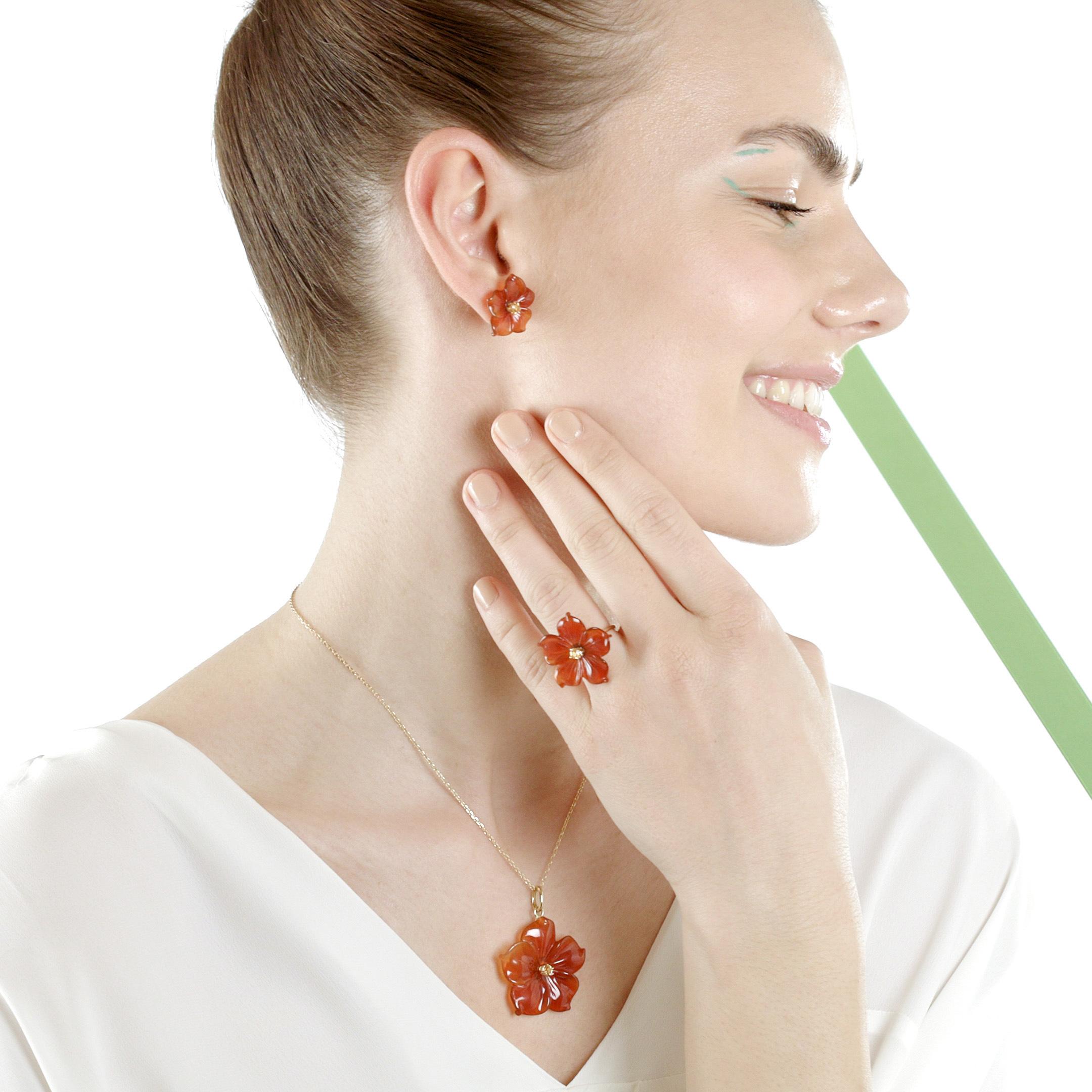 Clous d'oreilles cocktail en or jaune 18 carats avec agate brune sculptée et fleur de saphir en vente 5