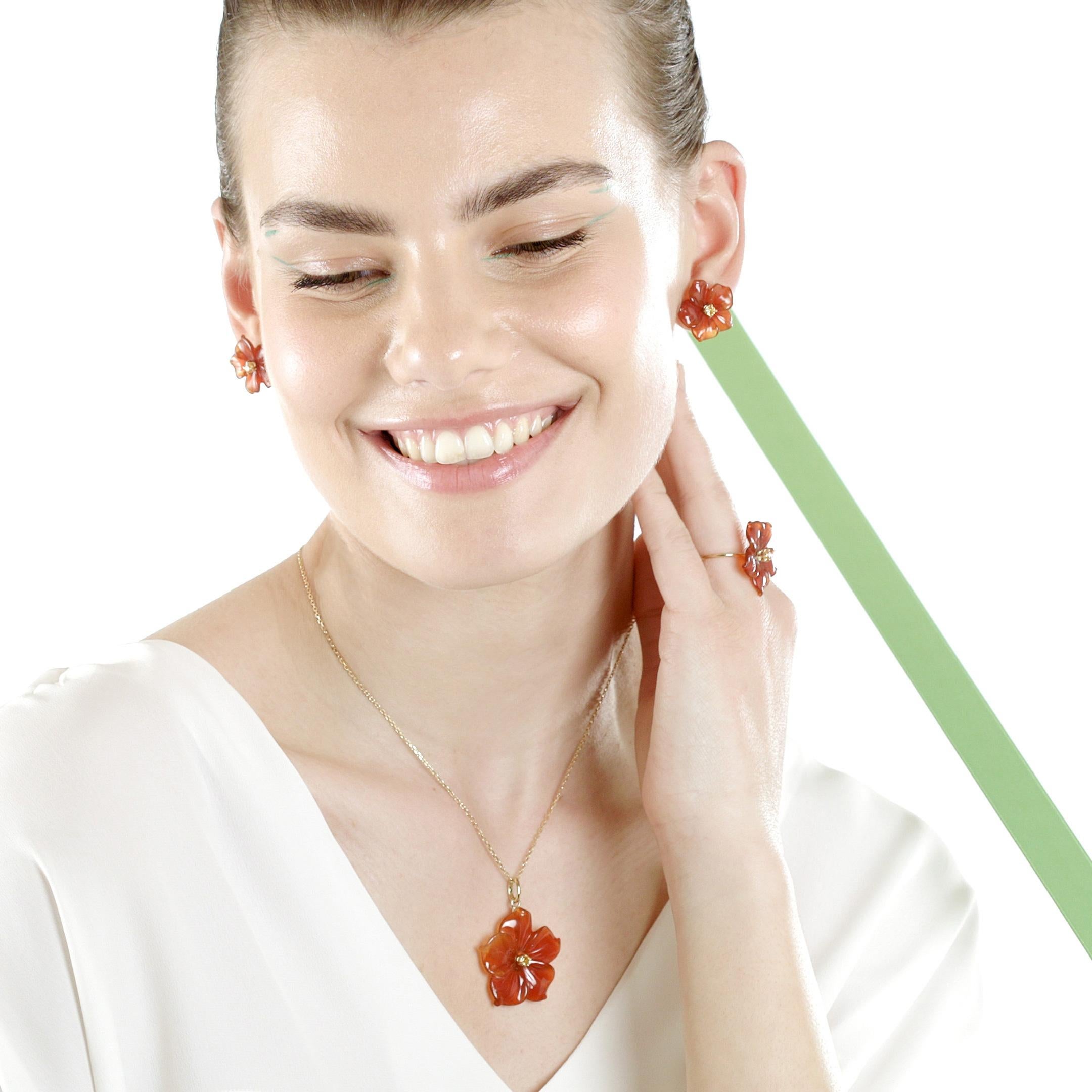 Clous d'oreilles cocktail en or jaune 18 carats avec agate brune sculptée et fleur de saphir en vente 6