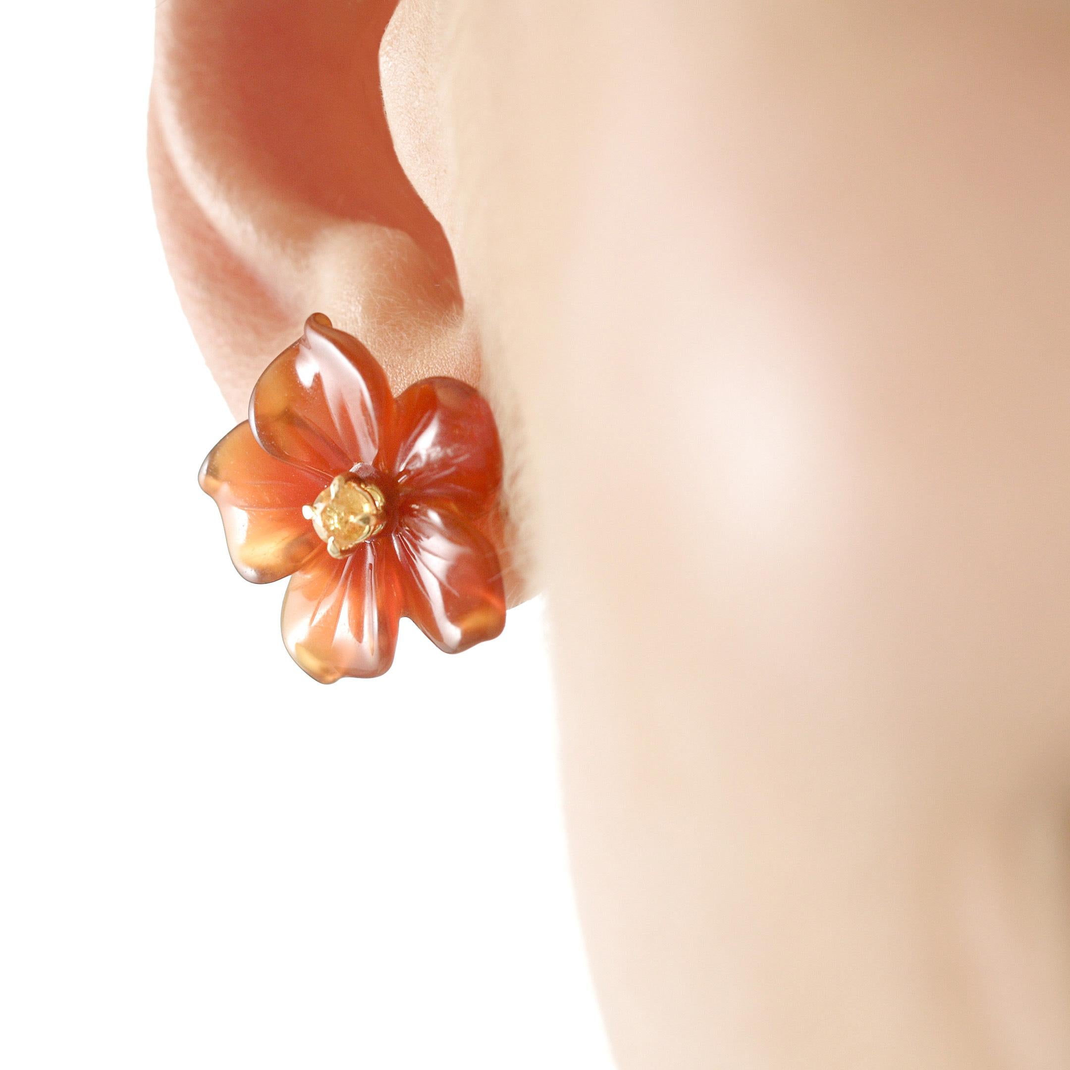 Artisan Clous d'oreilles cocktail en or jaune 18 carats avec agate brune sculptée et fleur de saphir en vente