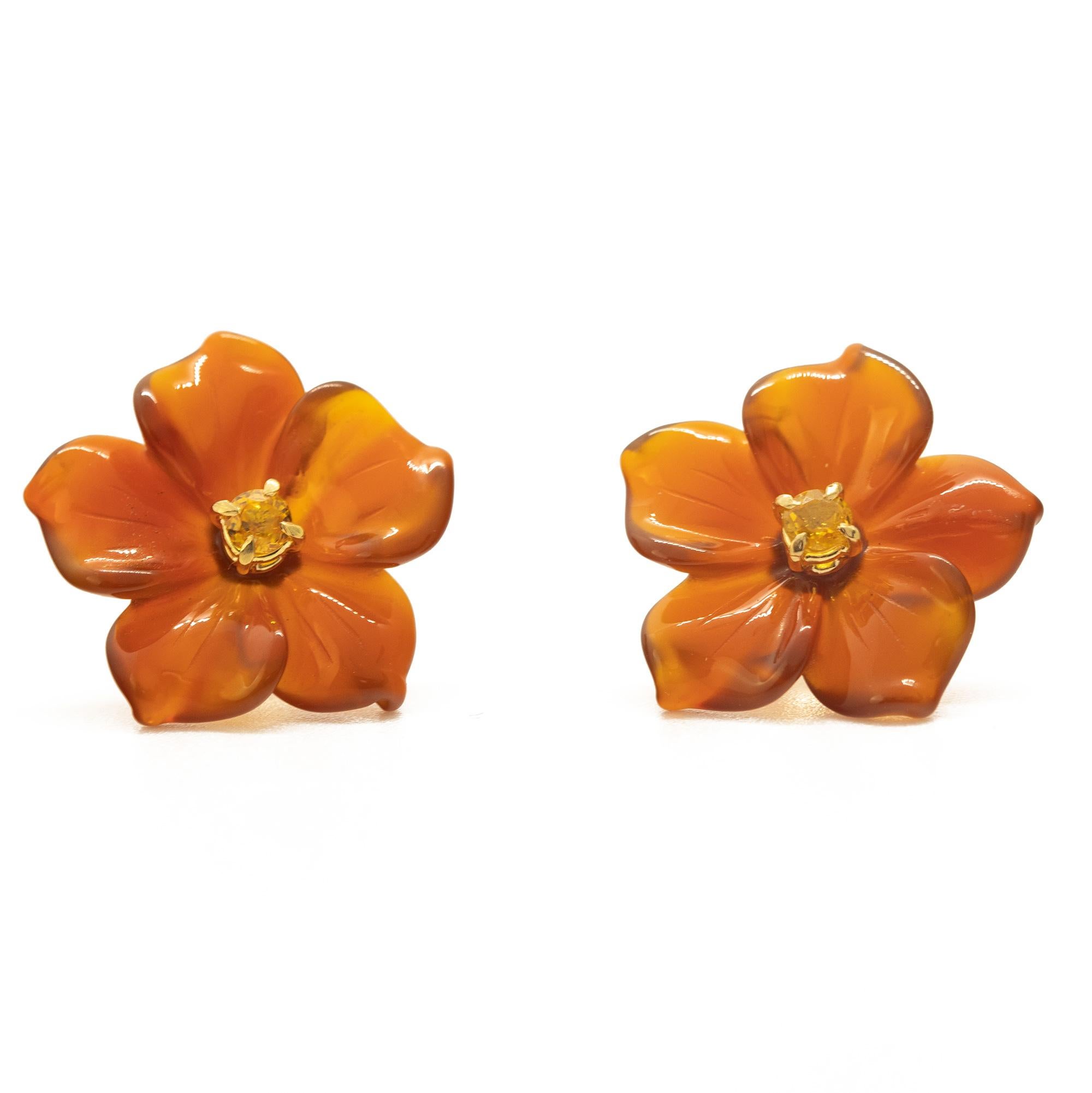 Clous d'oreilles cocktail en or jaune 18 carats avec agate brune sculptée et fleur de saphir Neuf - En vente à Milano, IT