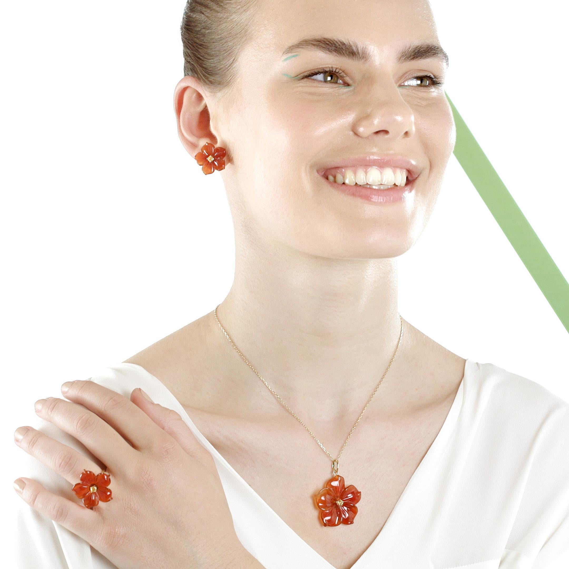 Clous d'oreilles cocktail en or jaune 18 carats avec agate brune sculptée et fleur de saphir Pour femmes en vente