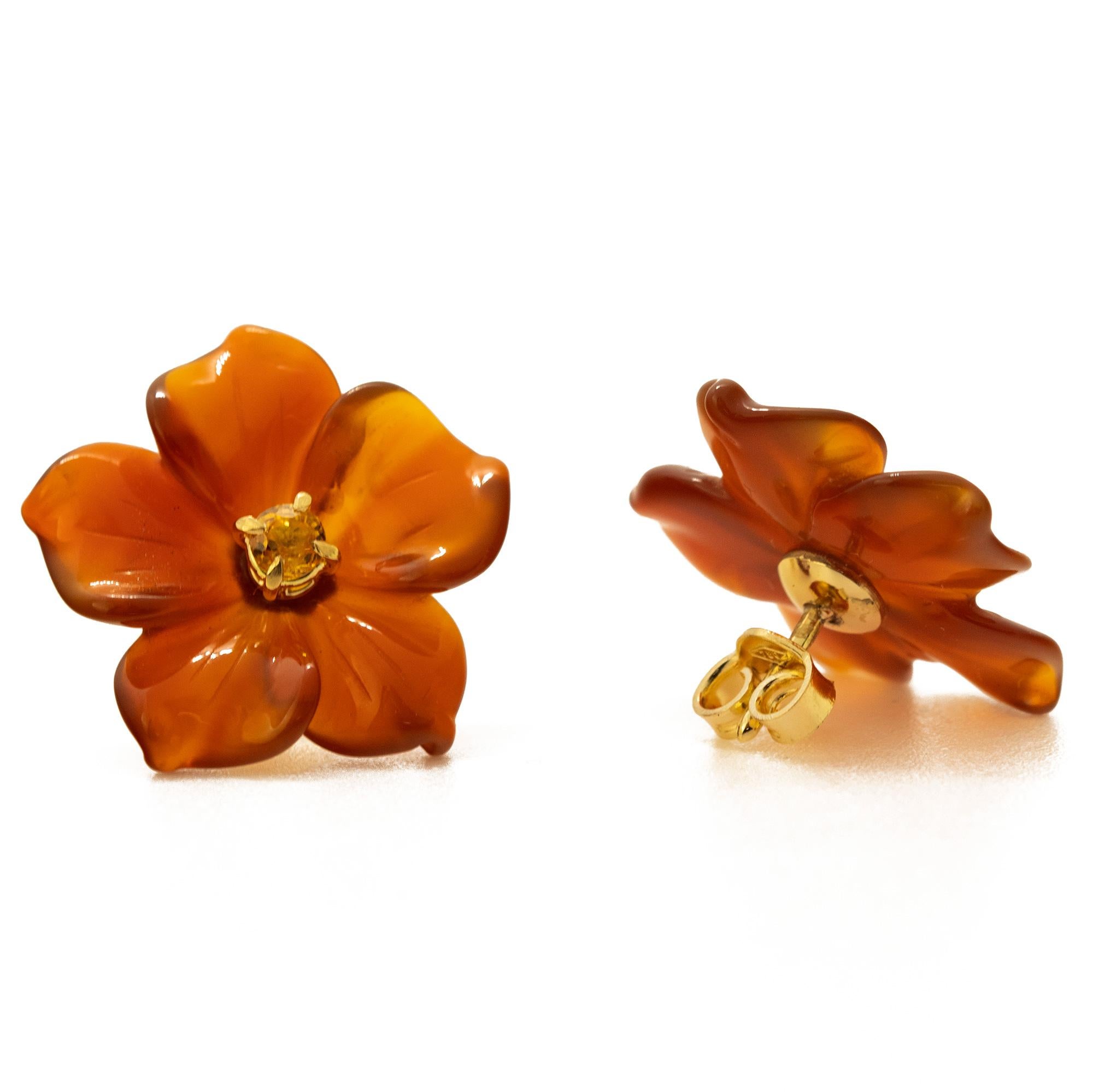Clous d'oreilles cocktail en or jaune 18 carats avec agate brune sculptée et fleur de saphir en vente 1