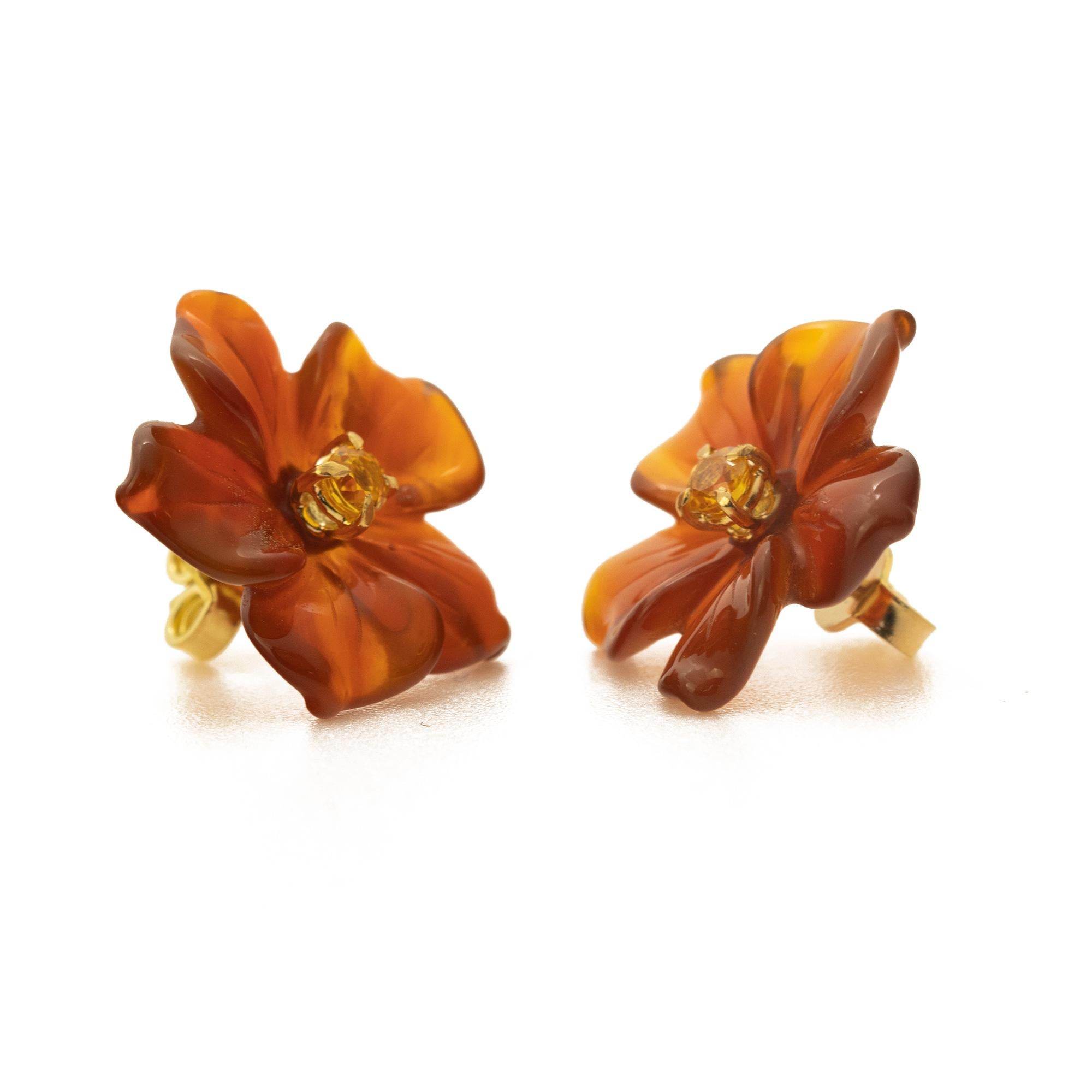 Clous d'oreilles cocktail en or jaune 18 carats avec agate brune sculptée et fleur de saphir en vente 2